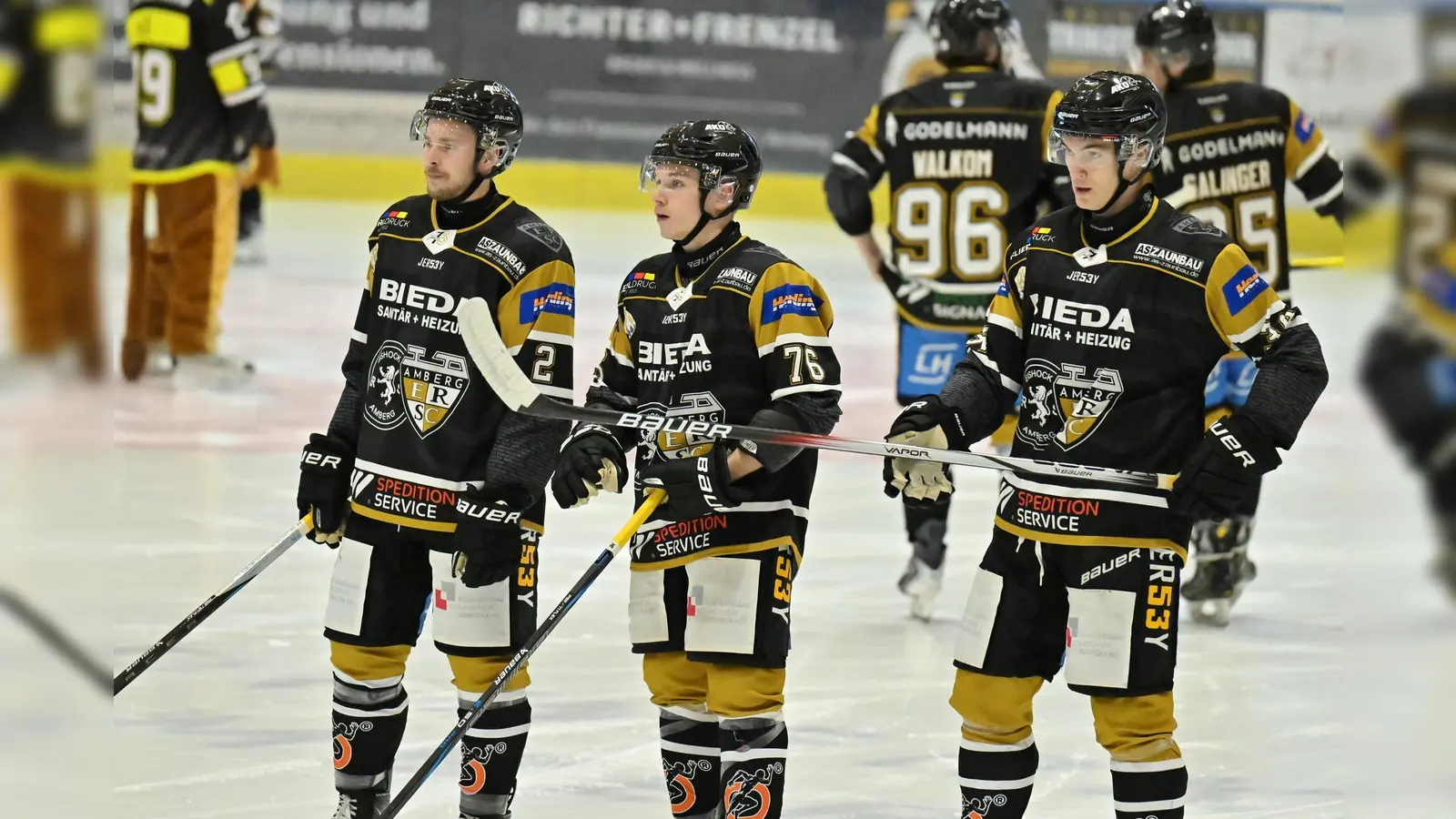  Felix Feder (Mitte) verletzte sich im Spiel des ERSC Amberg gegen die Devils Ulm/Neu-Ulm (Archivbild: Hubert Ziegler)