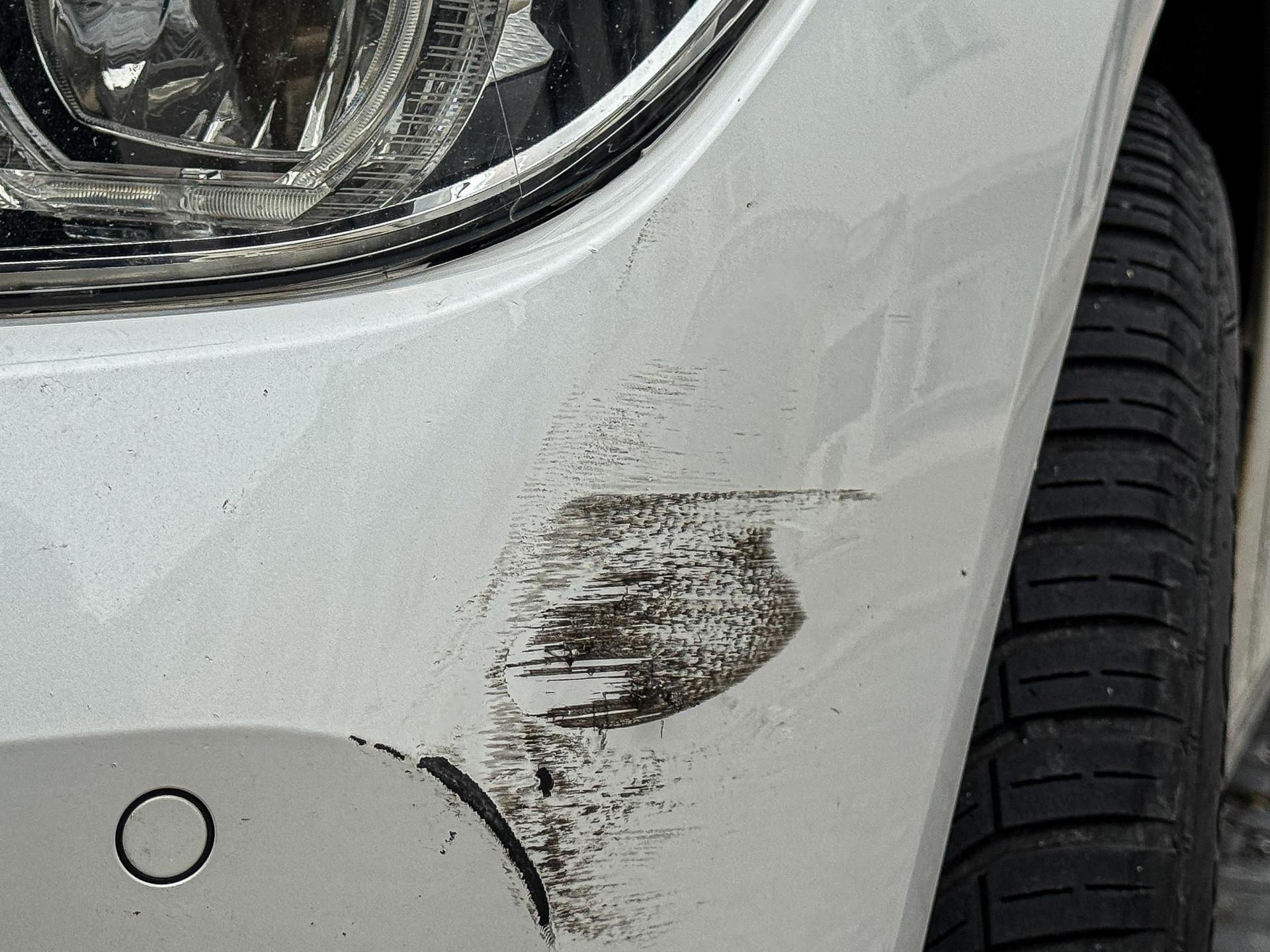 Nach einem Zusammenstoß in der Brenner-Schäffer-Straße in Weiden sucht die Polizei nach einem flüchtigen weißen Auto. (Symbolbild: Stephan Huber)
