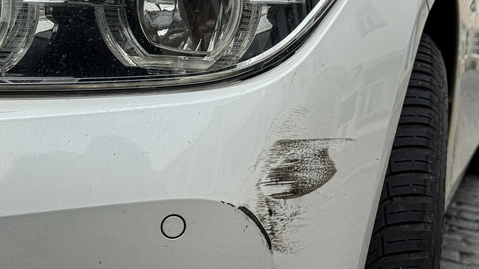 Ein unbekannter Autofahrer hat auf dem Parkplatz des Schätzlerbads in Weiden ein geparktes Auto beschädigt und ist geflüchtet. Eine Zeugin half der Polizei. (Symbolbild: Stephan Huber)