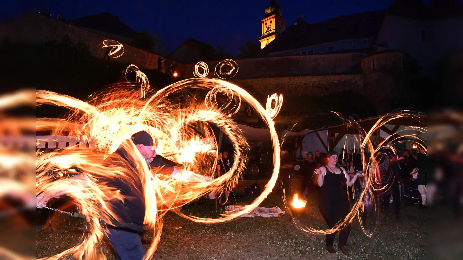 Die große Feuershow (hier im Jahr 2018) fällt in Sulzbach-Rosenberg heuer aus.  (Archivbild: Petra Hartl)