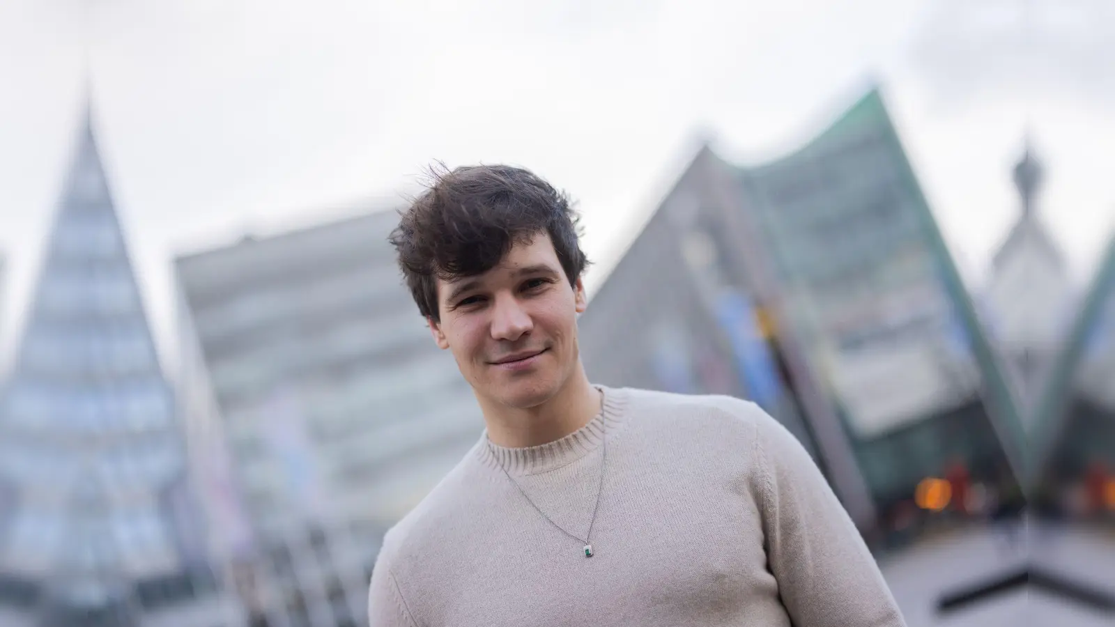 Wincent Weiss kommt über oberflächlichen Smalltalk kaum hinaus. (Archivbild) (Bild: Rolf Vennenbernd/dpa)