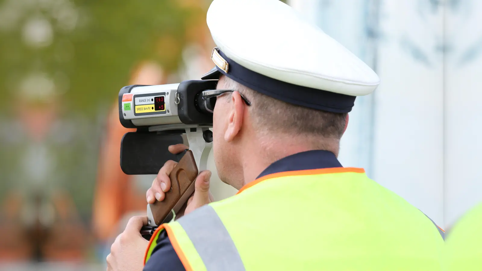 Die Polizei präsentiert die Ergebnisse des Blitzmarathons in der Oberpfalz. Bei über 21.000 Fahrzeugen hatten die Beamten 393 Geschwindigkeitsverstöße festgestellt. (Bild: PB / Weingärtner)