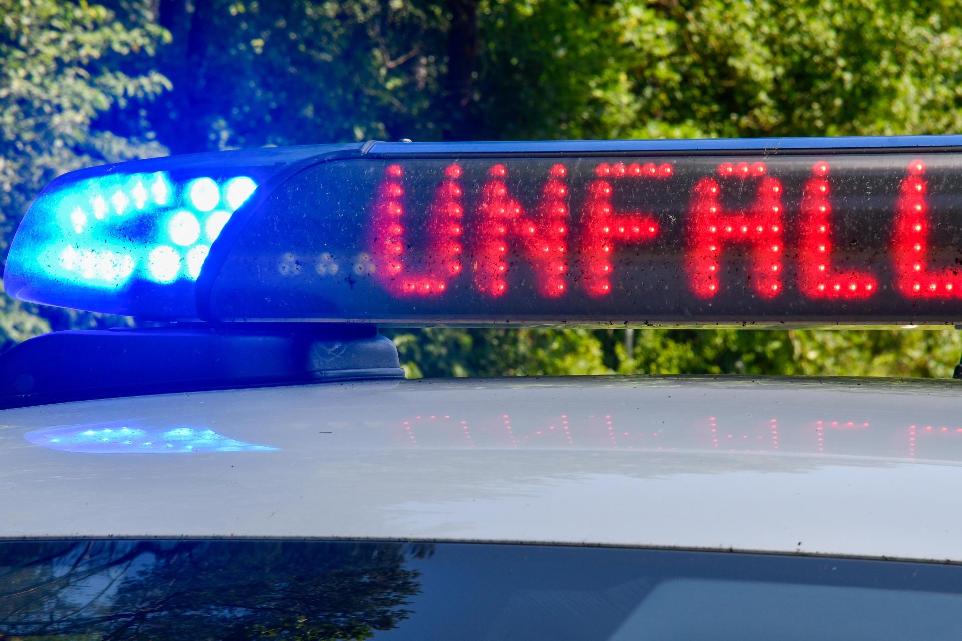 Mit einem gestohlenen BMW kommt es in Velburg zu einem Unfall. Der Fahrer flüchtet. Die Polizei sucht Zeugen. (Bild: Petra Hartl)