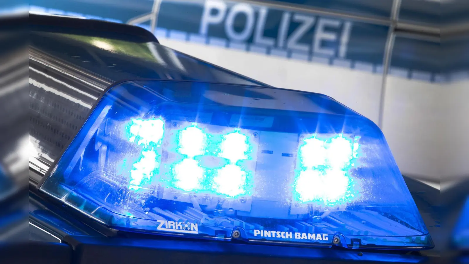 Ein unbekannter Ford-Fahrer hat in Kümmersbruck einen Kia angefahren und einen Schaden von 10.000 Euro verursacht.  (Symbolbild: Friso Gentsch/dpa)