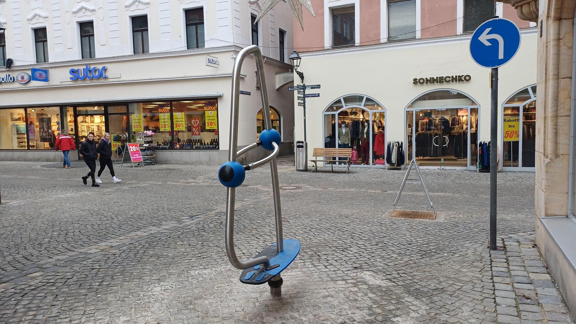 Ein neues Spielgerät in der Amberger Regierungsstraße sorgt für Lacher bei der Podiumsdiskussion – das ist ein Teil der Innenstadt-Million. (Bild: Theresa Bruischütz)