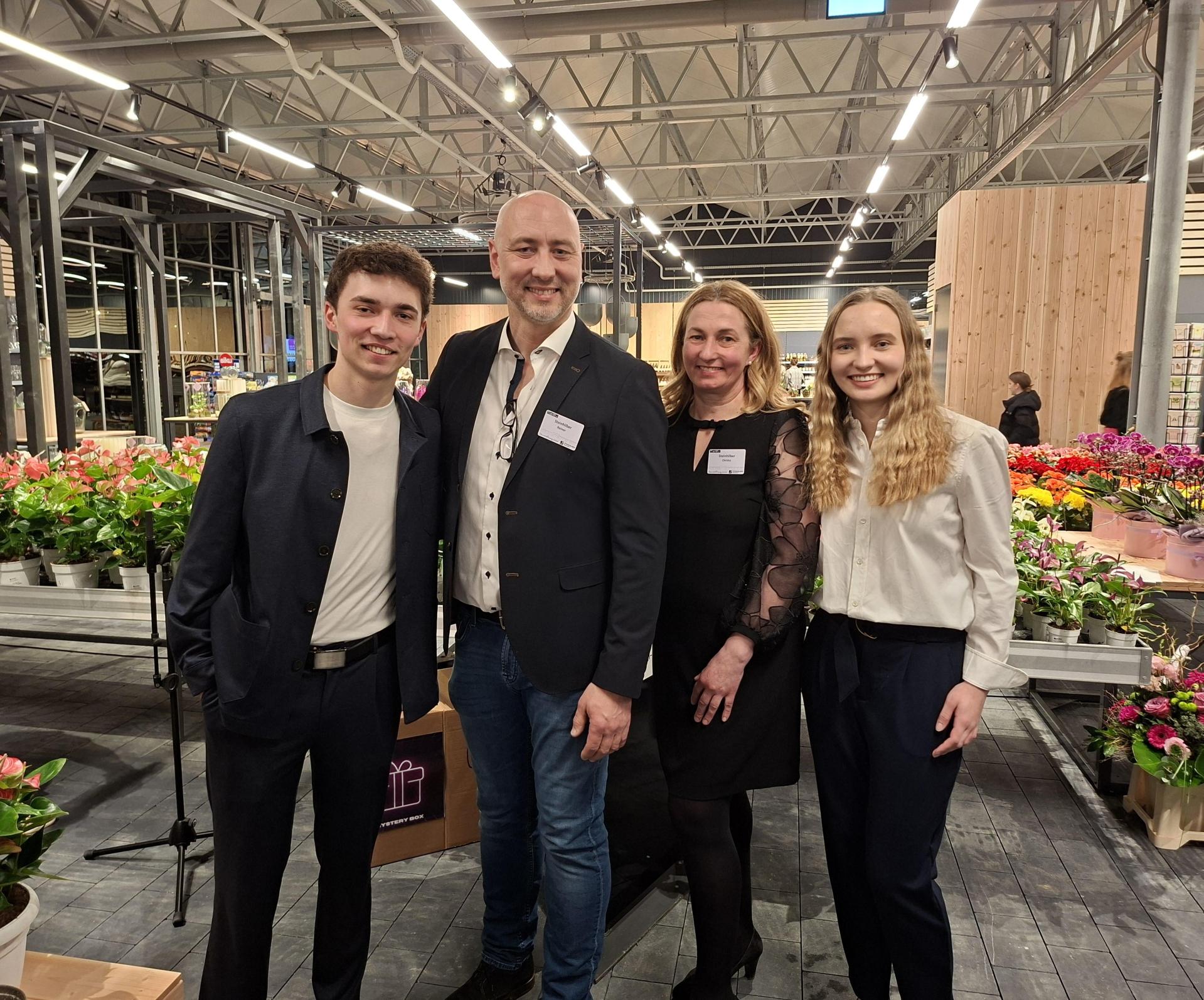 Die Familie Steinhilber – mit Gärtnermeister Reinhard Steinhilber, Ehefrau Christa und den beiden Kindern Ludwig und Julia – haben in Neustadt einen neuen Gartenmarkt zur Ergänzung der Eigenproduktion geschaffen, der weit und breit seinesgleichen sucht. (Foto: Stefan Puhane)