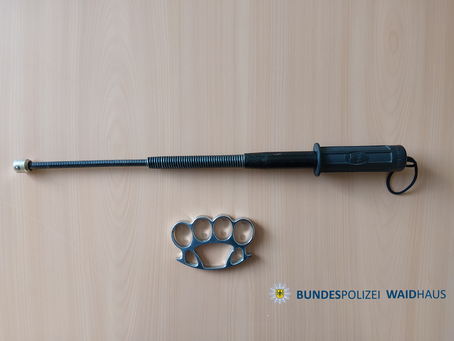 Die Bundespolizei hat eine Stahlrute und einen Schlagring sichergestellt. (Bild: Bundespolizei)
