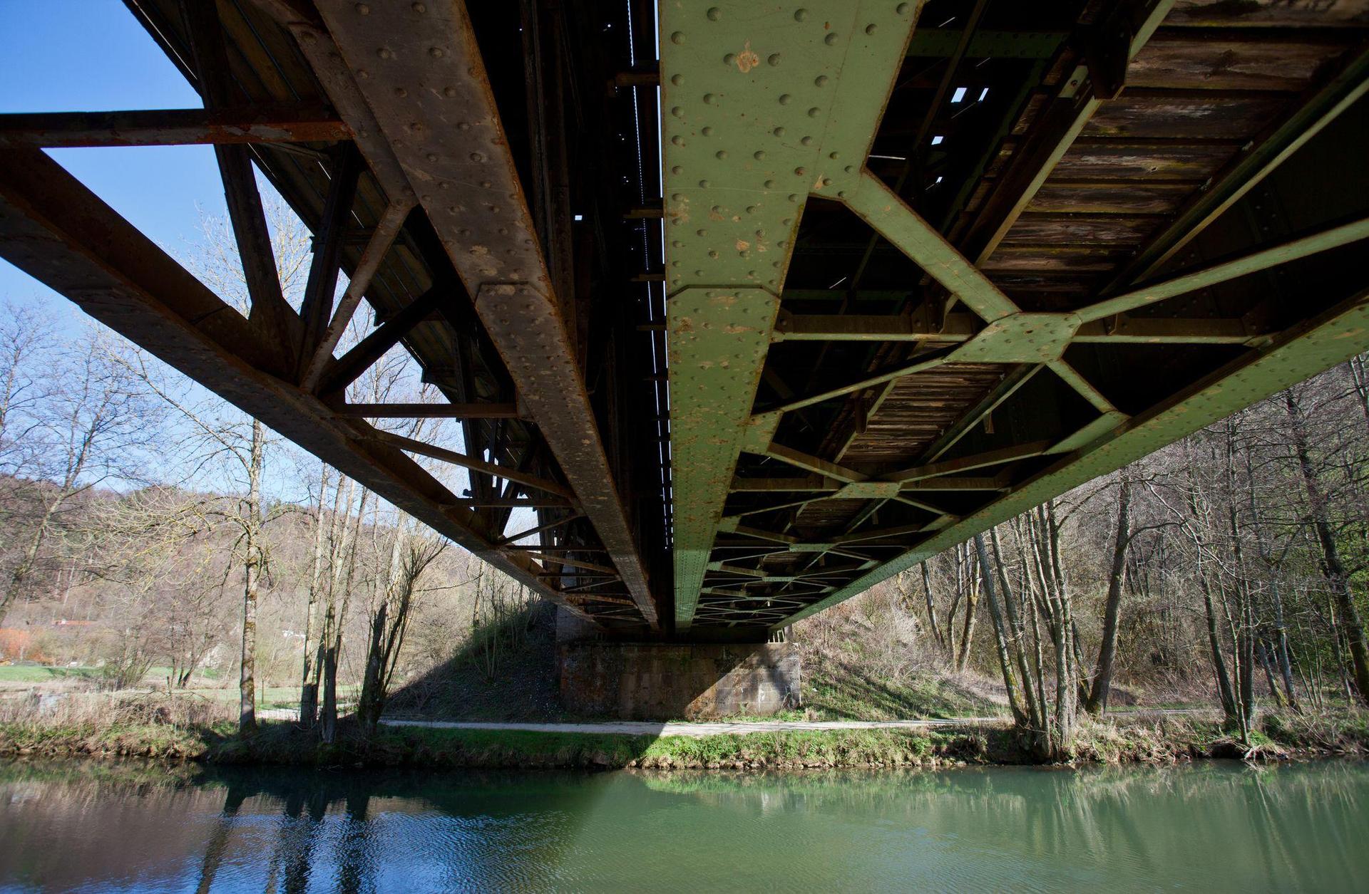 Nach der Stabilisierung von Brücken sollen im Mai wieder erste Züge rollen (Archivbild).  (Bild: Daniel Karmann/dpa)