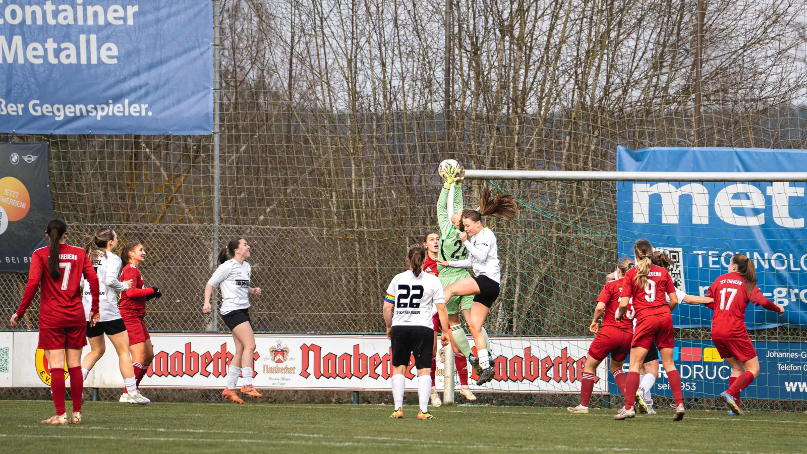 Emma Breitschaft (am Ball) hielt den TSV Theuern über weite Strecken im Spiel. (Bild: Hannah Dirscherl)