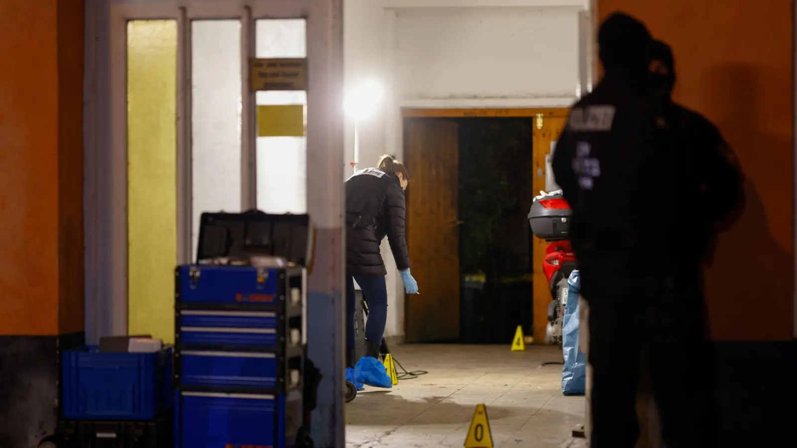 Die Polizei geht derzeit davon aus, dass die beiden Männer sich kannten. (Bild: News5/David Oßwald/NEWS5/dpa)