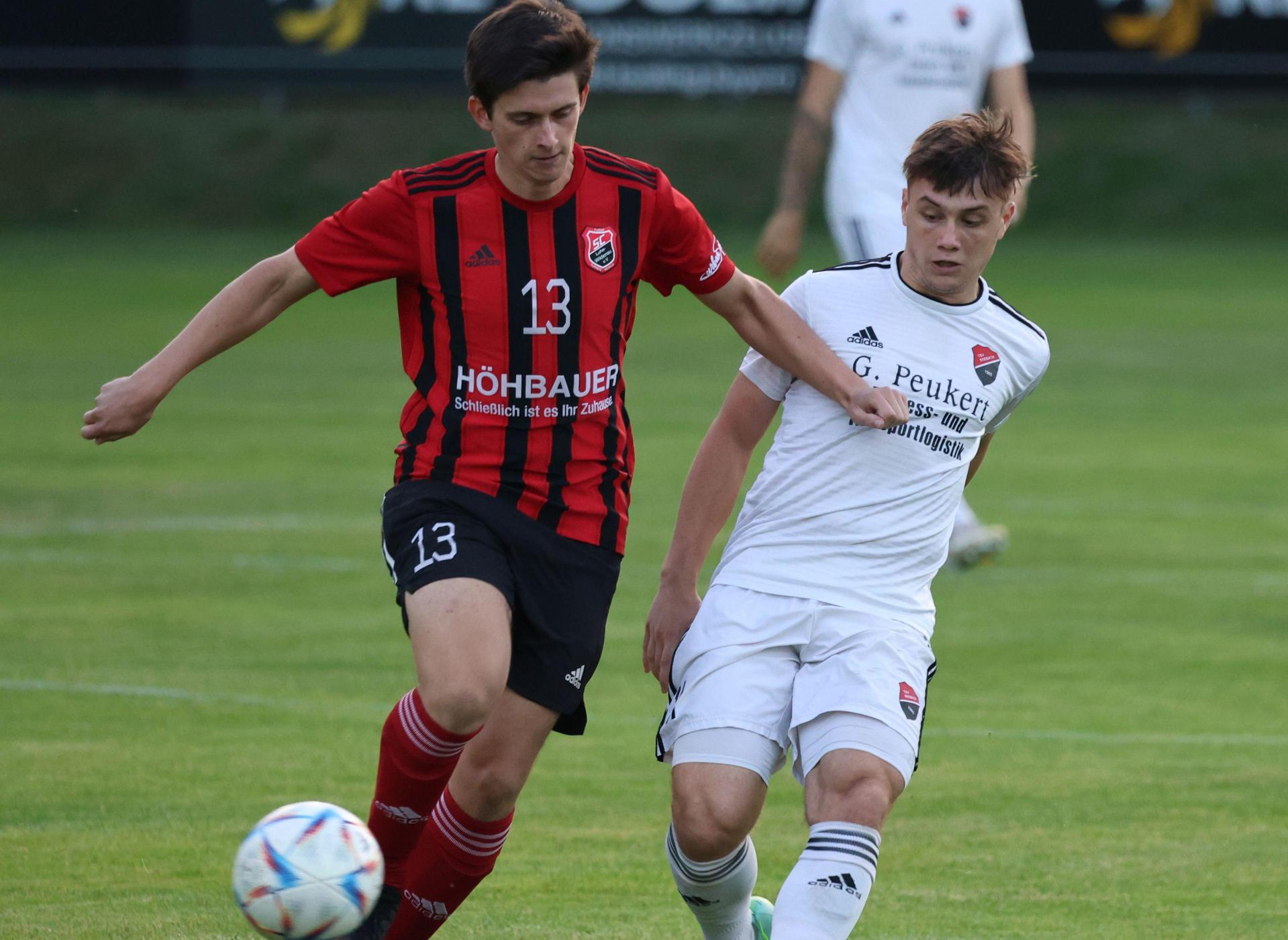 Fabian Magerl (links/Szene aus einem früheren Spiel) und der C Luhe-Wildenau verloren mit 3:7 in Wenzenbach. (Archivbild: Dieter Jäschke)