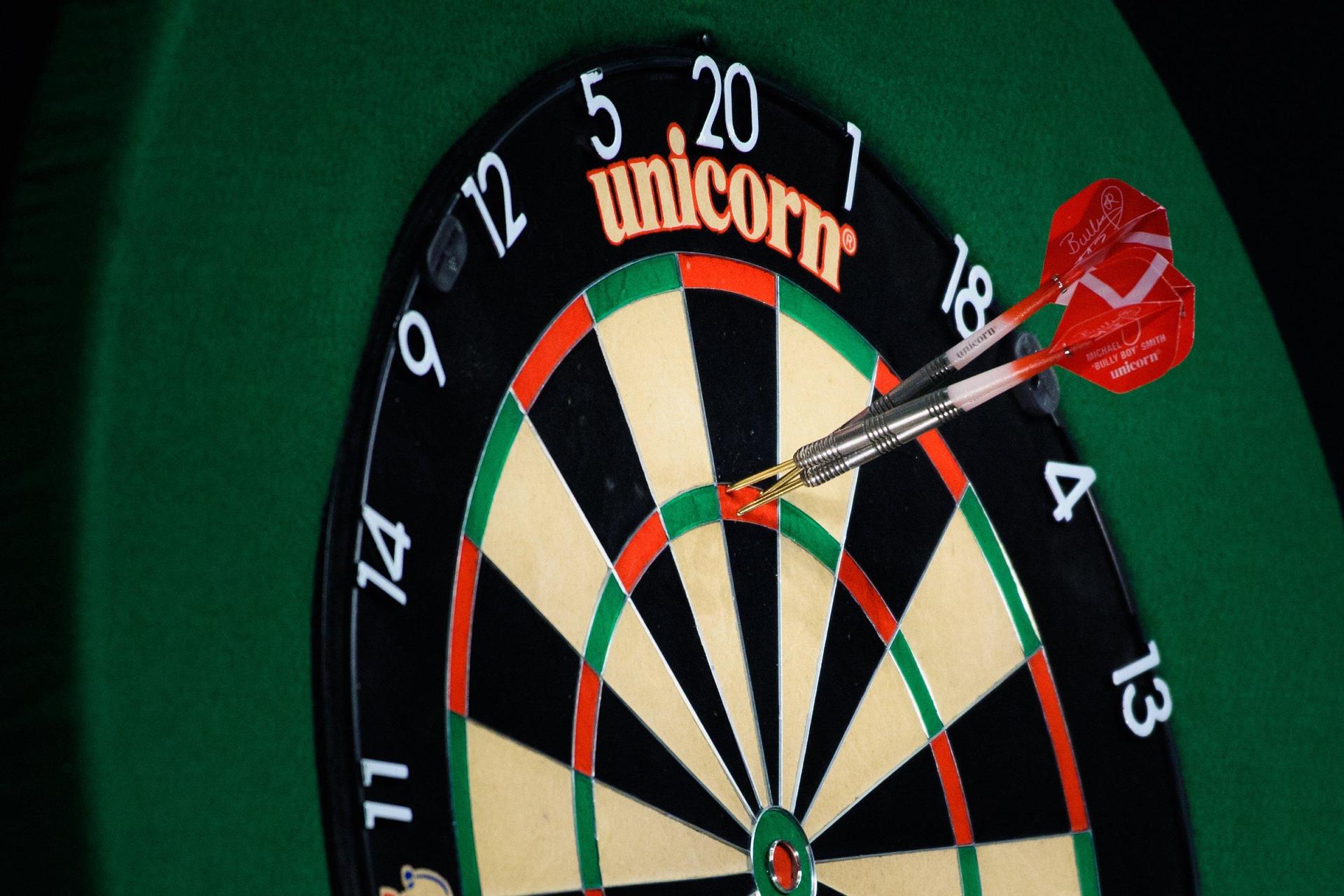 Bei einem Dartspiel in Weiden hat ein 45-Jähriger einen 41-Jährigen geschlagen. Verletzt wurde auch ein 34-Jähriger, der schlichten wollte. (Symbolbild: Gregor Fischer)