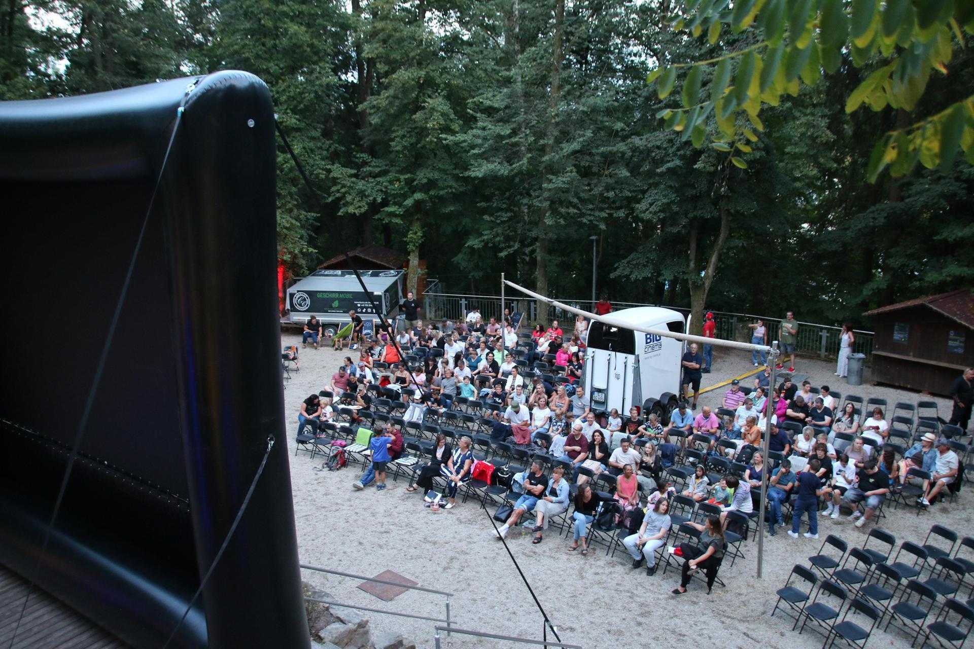 In diesem Jahr gibt es wieder ein „Schlemmer-Open-Air-Kino” in Grafenwöhr. Es findet vom 18. bis 23. August auf der Naturbühne Schönberg statt. Gezeigt wird unter anderem der neue Eberhofer-Krimi „Steckerlfisch Fiasko”.  (Archivbild: Stefan Neidl)