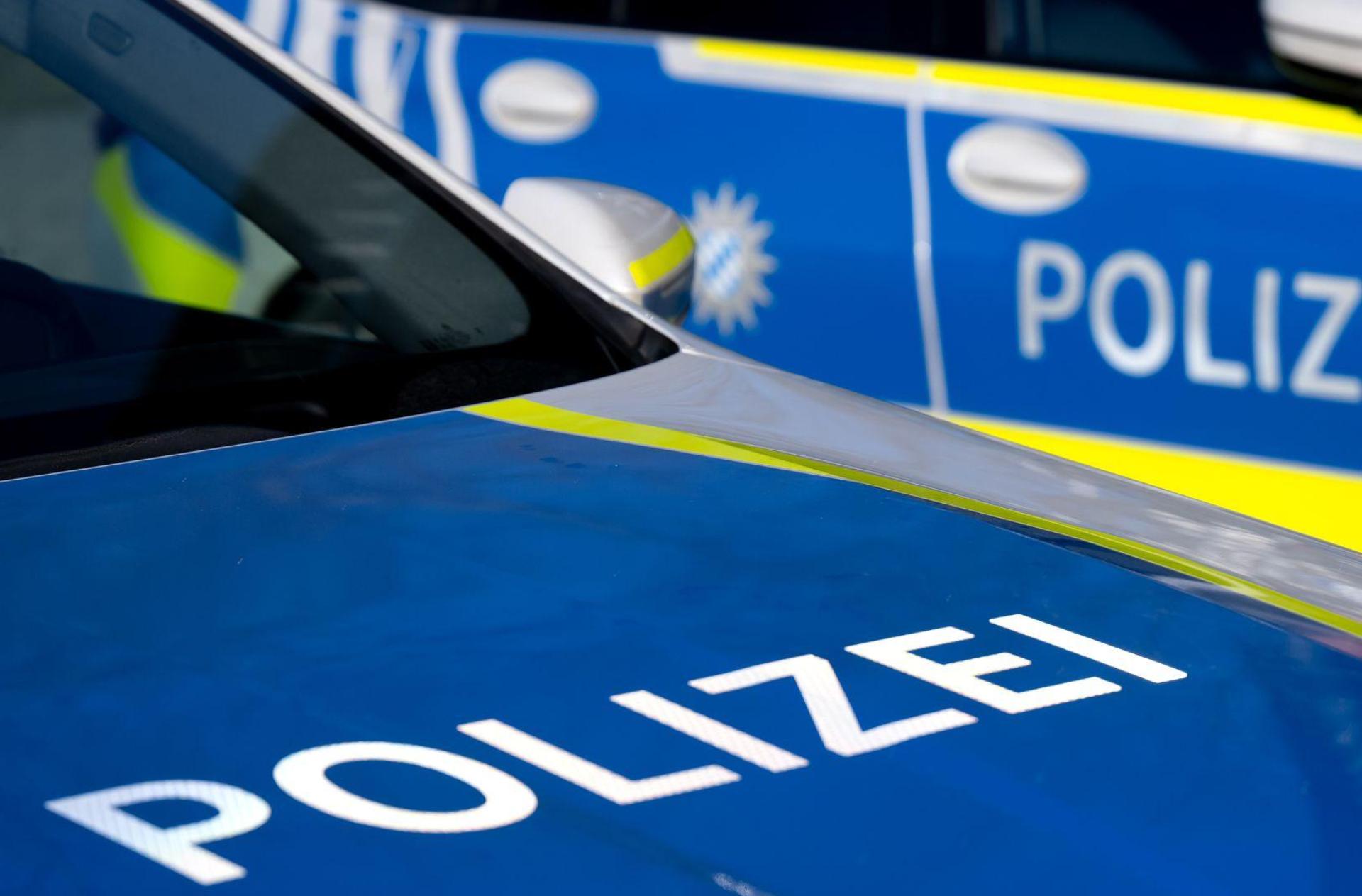 Nach einer Unfallflucht in Neustadt am Kulm bittet die Polizei Eschenbach um Zeugenhinweise.  (Symbolbild: Sven Hoppe/dpa)