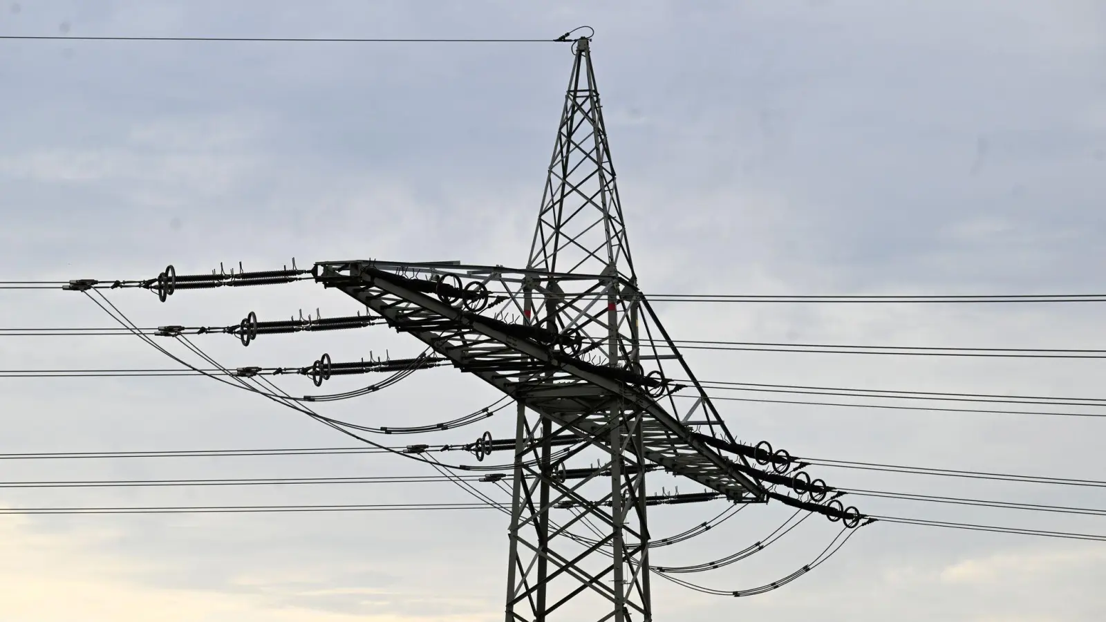 Am Dienstag ist in Teilen des Landkreises Neustadt/WN der Strom ausgefallen. (Symbolbild: Roberto Pfeil/dpa)