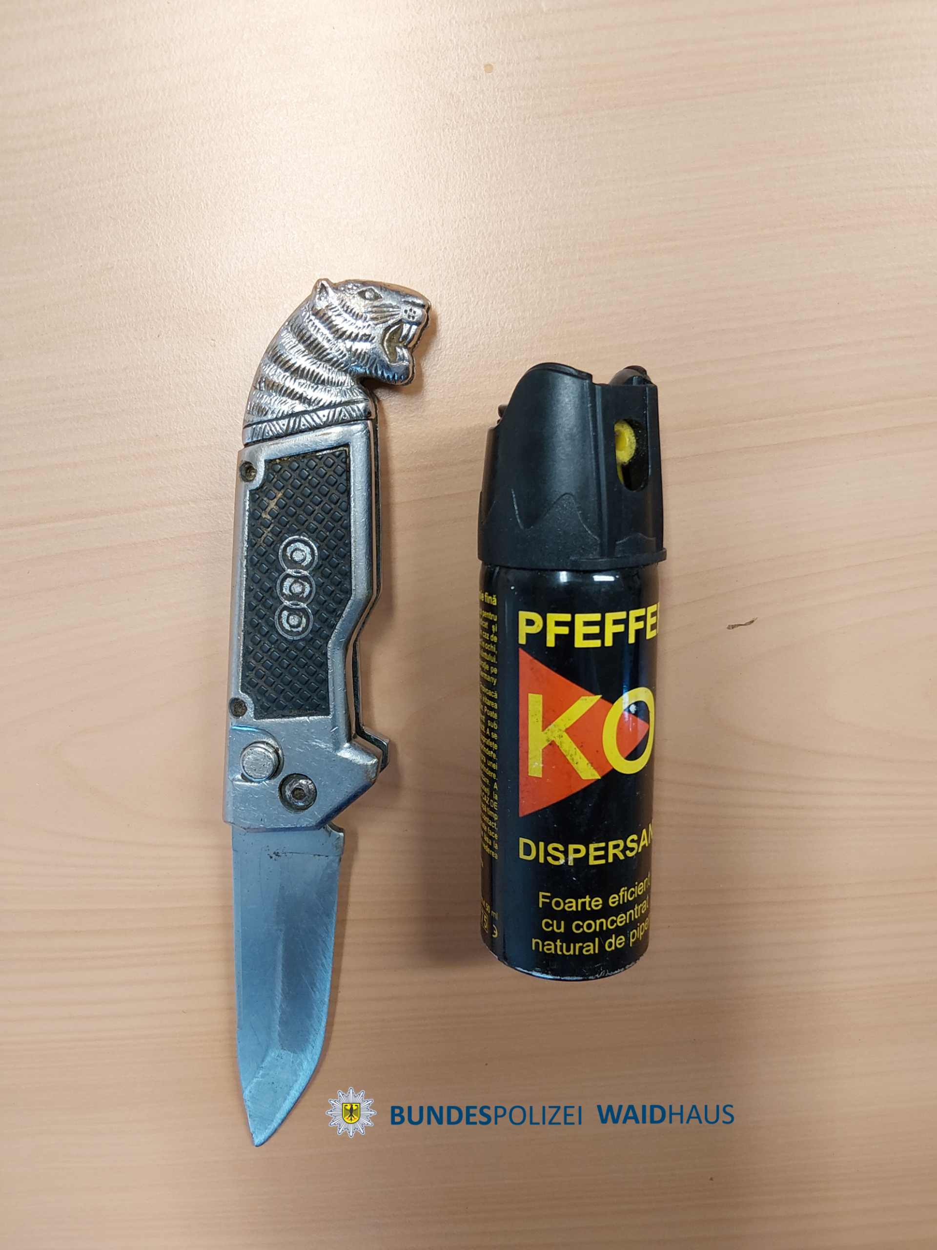 Ein verbotenes Springmesser und ein Pfefferspray stellten Bundespolizeibeamte bei Fahrern am Grenzübergang Waidhaus sicher. (Bild: Bundespolizei)