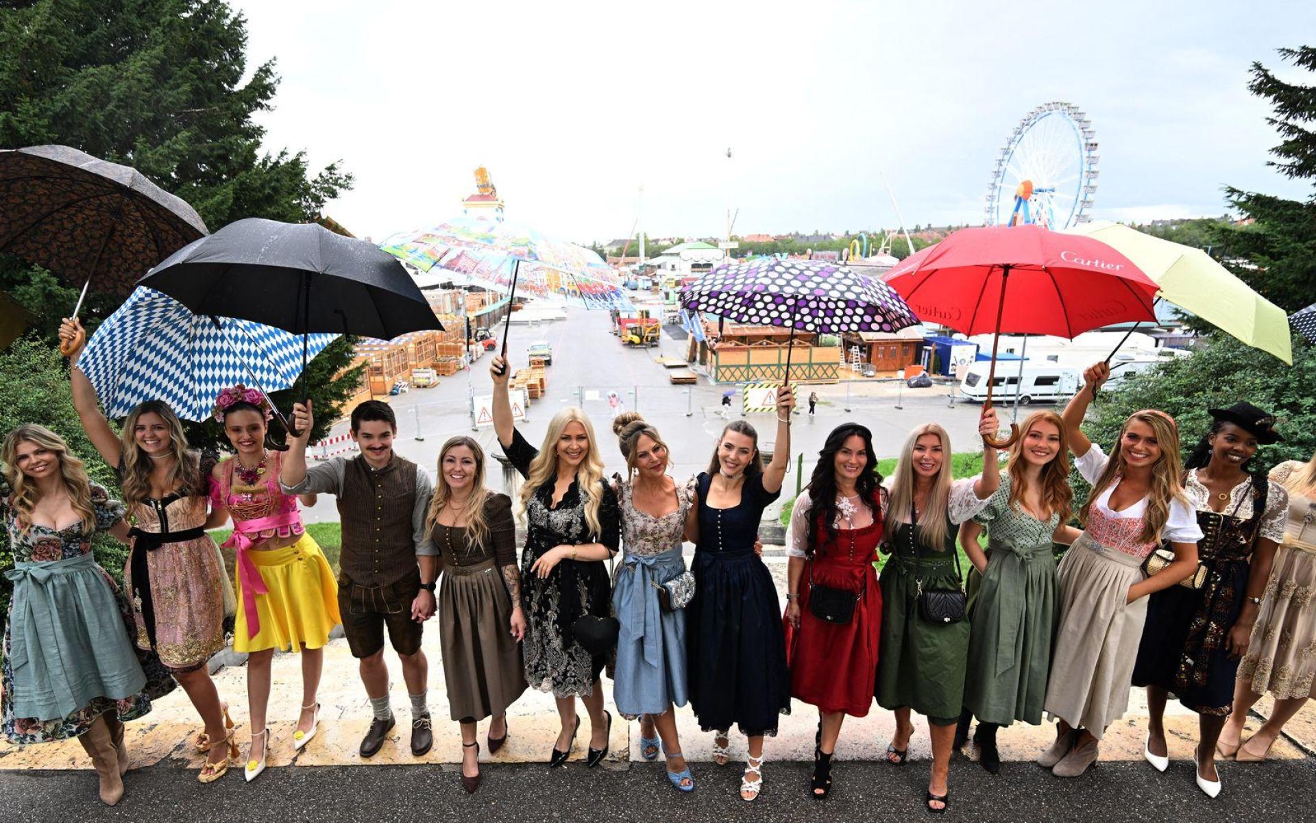 Bald heißt es in München wieder „O'zapft is“ - und Dirndl und die Lederhosen werden rausgeholt. (Bild: Felix Hörhager/dpa)