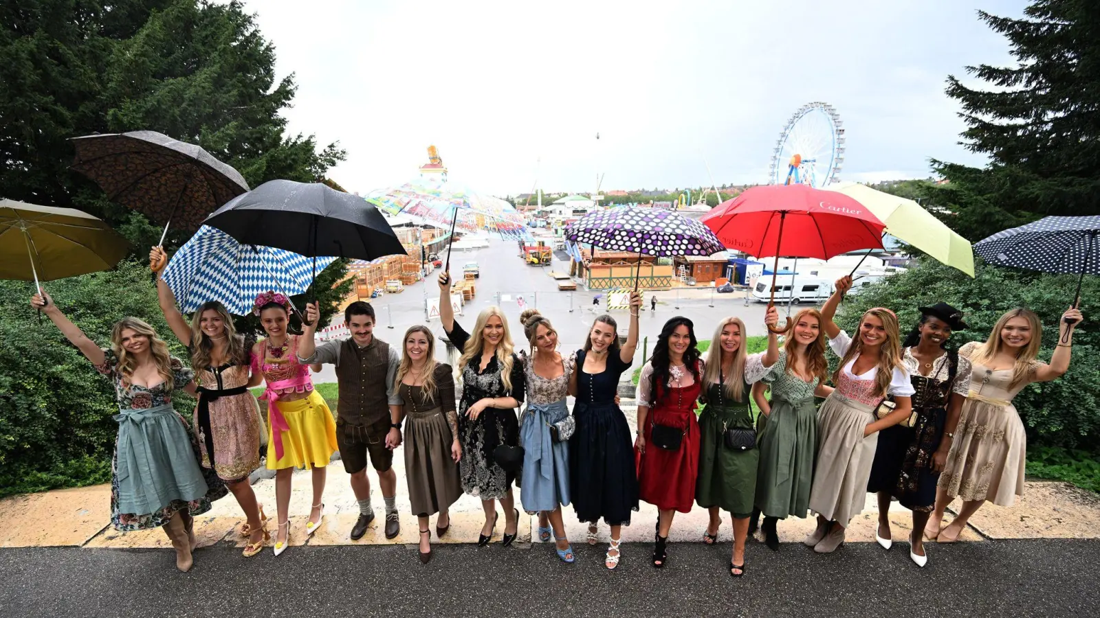 Bald heißt es in München wieder „O'zapft is“ - und Dirndl und die Lederhosen werden rausgeholt. (Bild: Felix Hörhager/dpa)