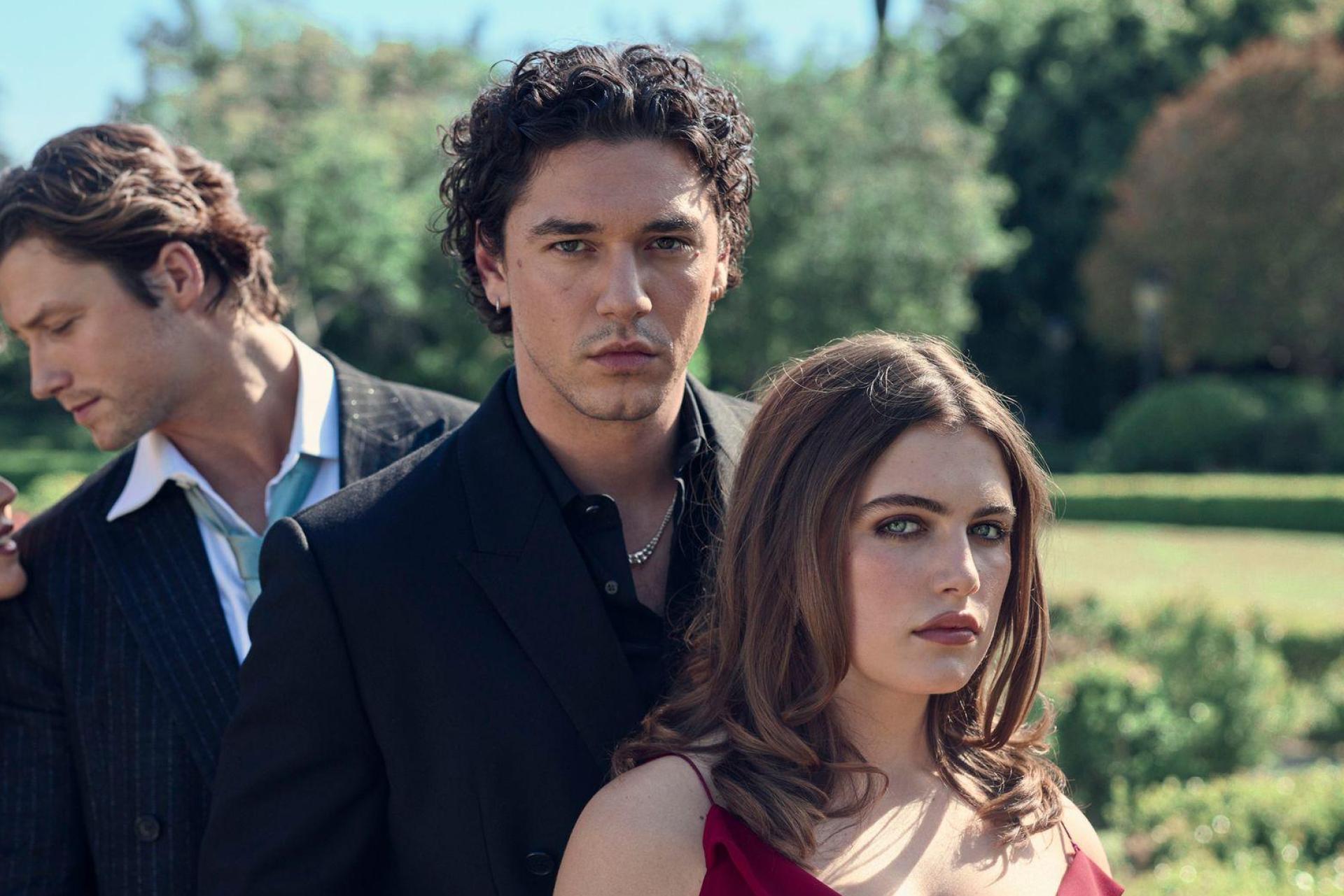 Die College-Serie „Off Campus“ beschäftigt derzeit Millionen weltweit. Das sind die Hauptfiguren. Linkes Paar: Allie und Dean (Mika Abdalla und Stephen Kalyn), rechtes Paar: Garrett und Hannah (Belmont Cameli und Ella Bright). (Bild: -/PrimeVideo/dpa)