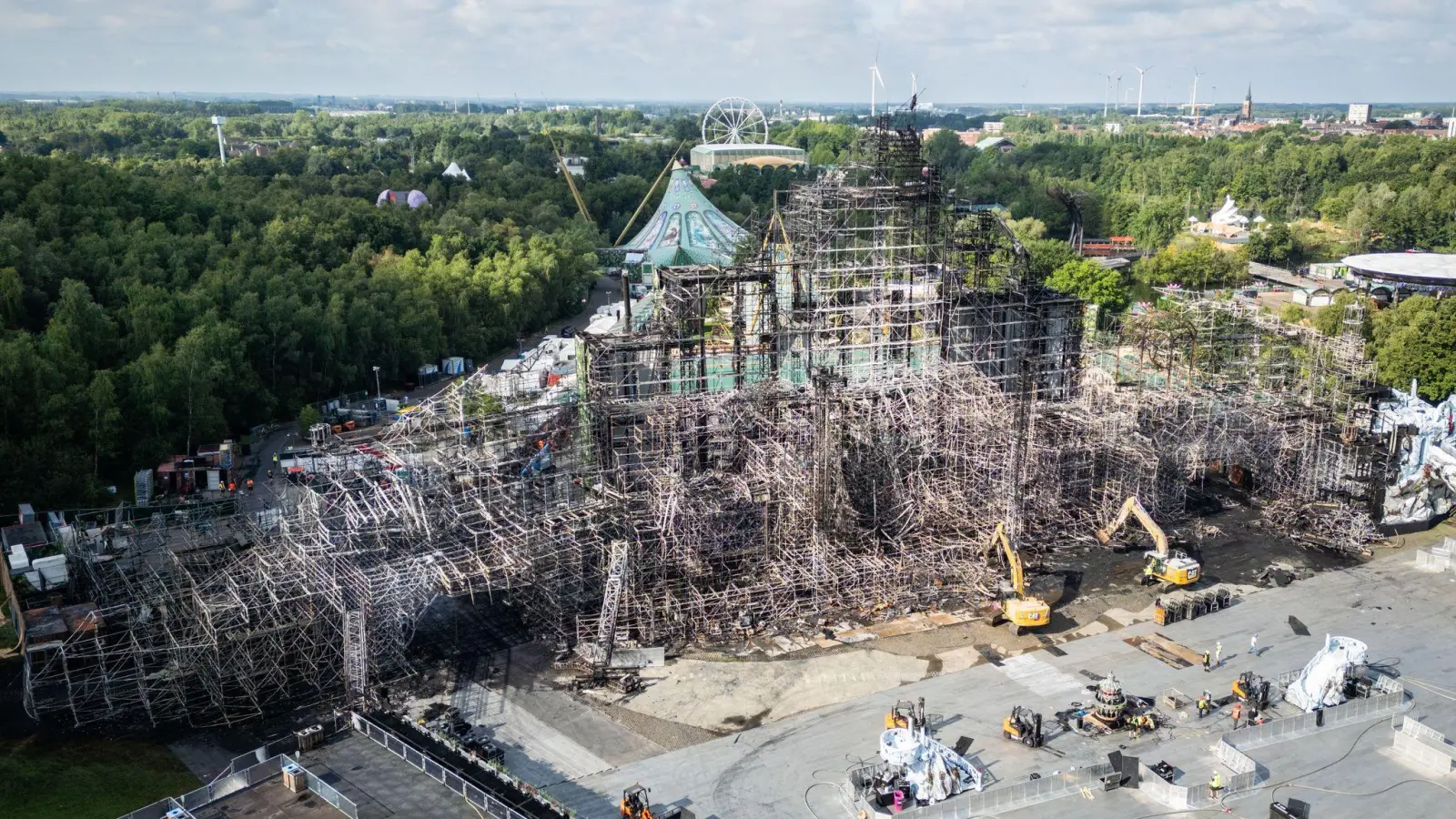 Diese Drohnenaufnahme zeigt die Hauptbühne nach dem Brand auf dem Tomorrowland-Festival. (Bild: Stringer/Belga/dpa)