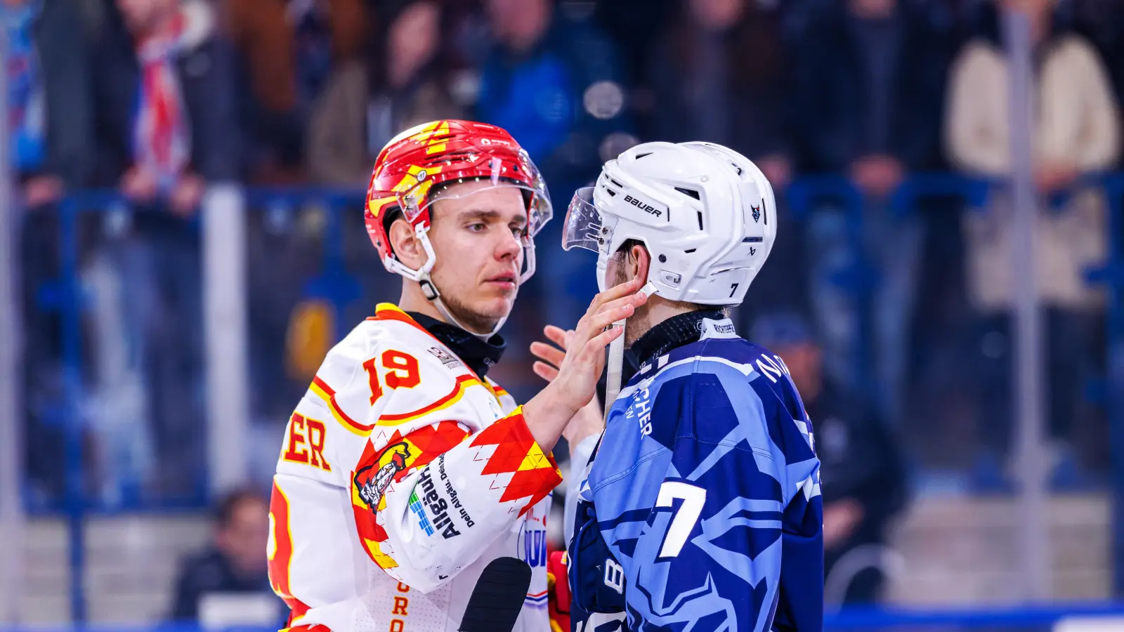 Vincent Schlenker (links) mit Ex-Kollege Luca Gläser von den Blue Devils Weiden. (Bild: Werner Moller)