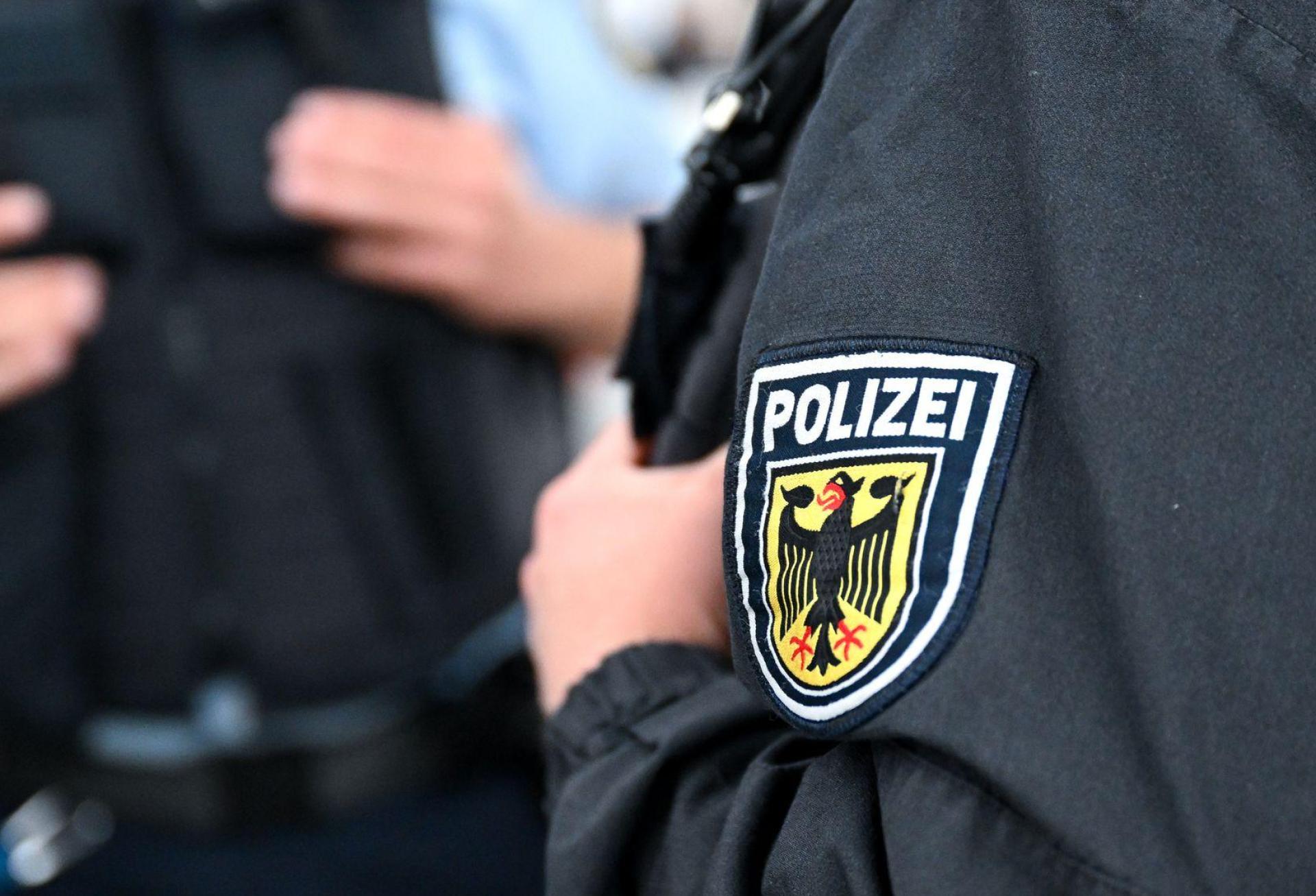 Bundespolizisten nahmen den Mann in einem Regionalzug fest. (Symbolbild: Sven Hoppe/dpa)