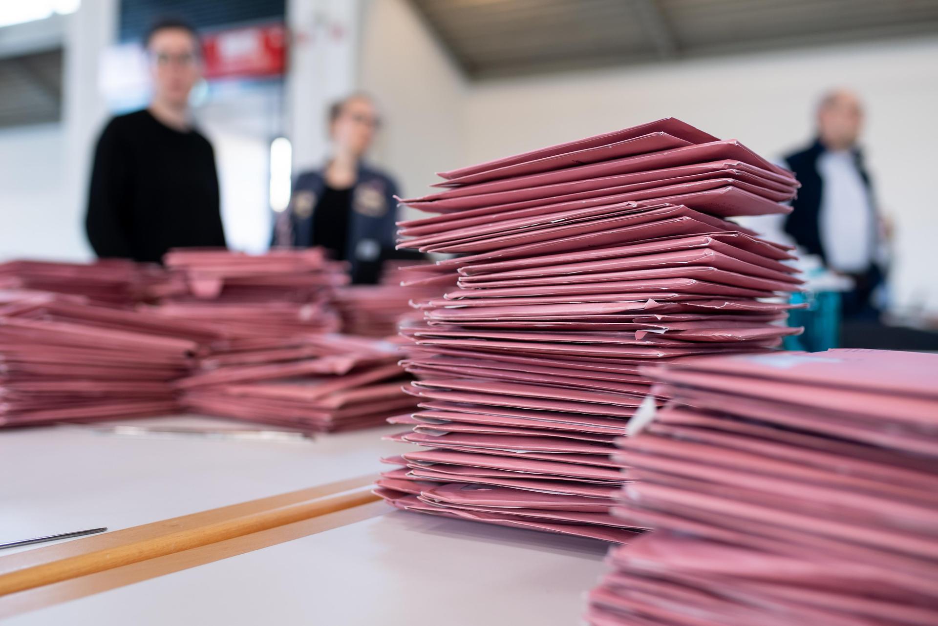Wahlhelfer bei der Auszählung der Briefwahl. Die Weidener können ihre Briefwahlunterlagen auch noch am Sonntag, 8. März, direkt am Rathaus abgeben. (Archivbild: Sven Hoppe/dpa)