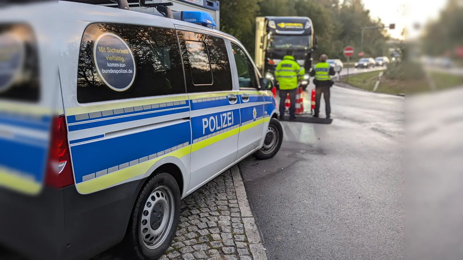 Bei Grenzkontrollen auf der A6 haben Beamte der Bundespolizeiinspektion Waidhaus am Dienstagmorgen (7. April) einen 19-jährigen Mann festgenommen.  (Bild: Bundespolizei)