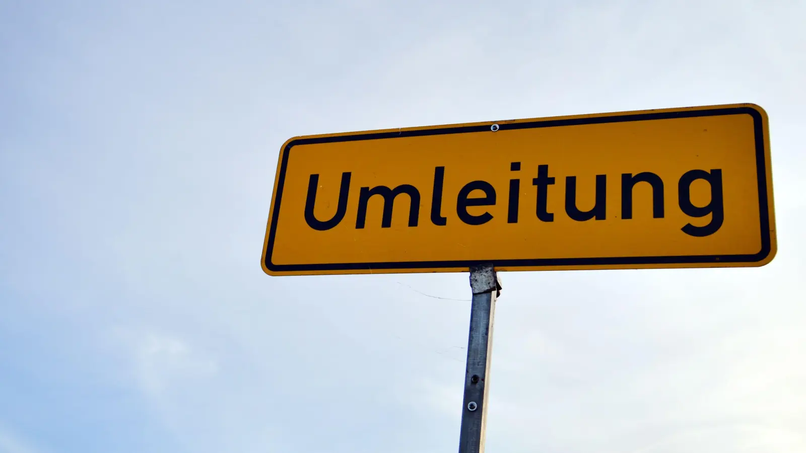 Umleitung (Symbolbild:  Marc Tirl/dpa)