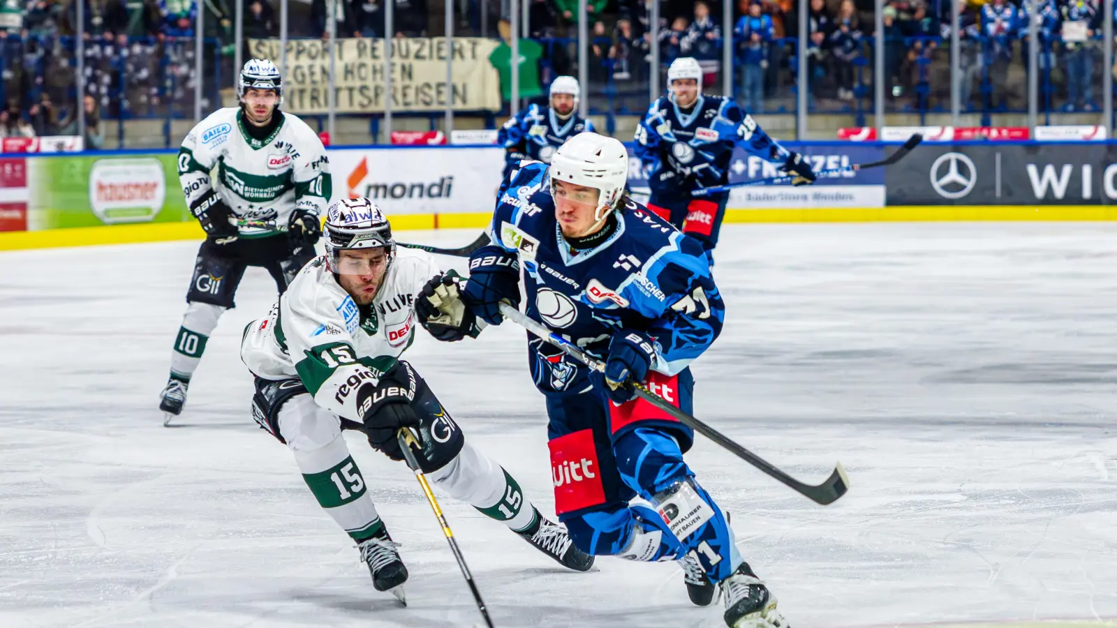 Filip Reisnecker (links) wechselt zur kommenden Saison zu den Blue Devils Weiden.  (Archivbild: Elke Englmaier)