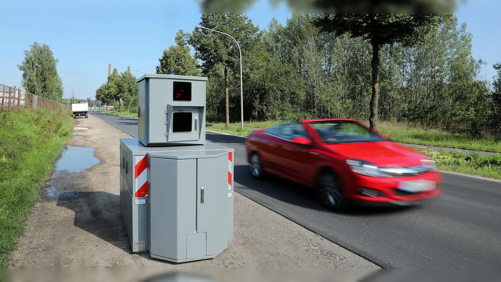 Ein Unbekannter hat bei Theuern (Landkreis Amberg-Sulzbach) einen Blitzanhänger der kommunalen Verkehrsüberwachung so beschmiert, dass das Gerät nicht mehr funktionstüchtig war. (Symbolbild: Wolfgang Steinbacher)
