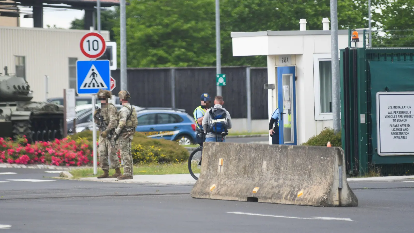 Ein Mann leistet Widerstand bei einem Polizeieinsatz am Truppenübungsplatz Grafenwöhr. Zwei Beamte werden verletzt. (Archivbild: Gabi Schönberger)