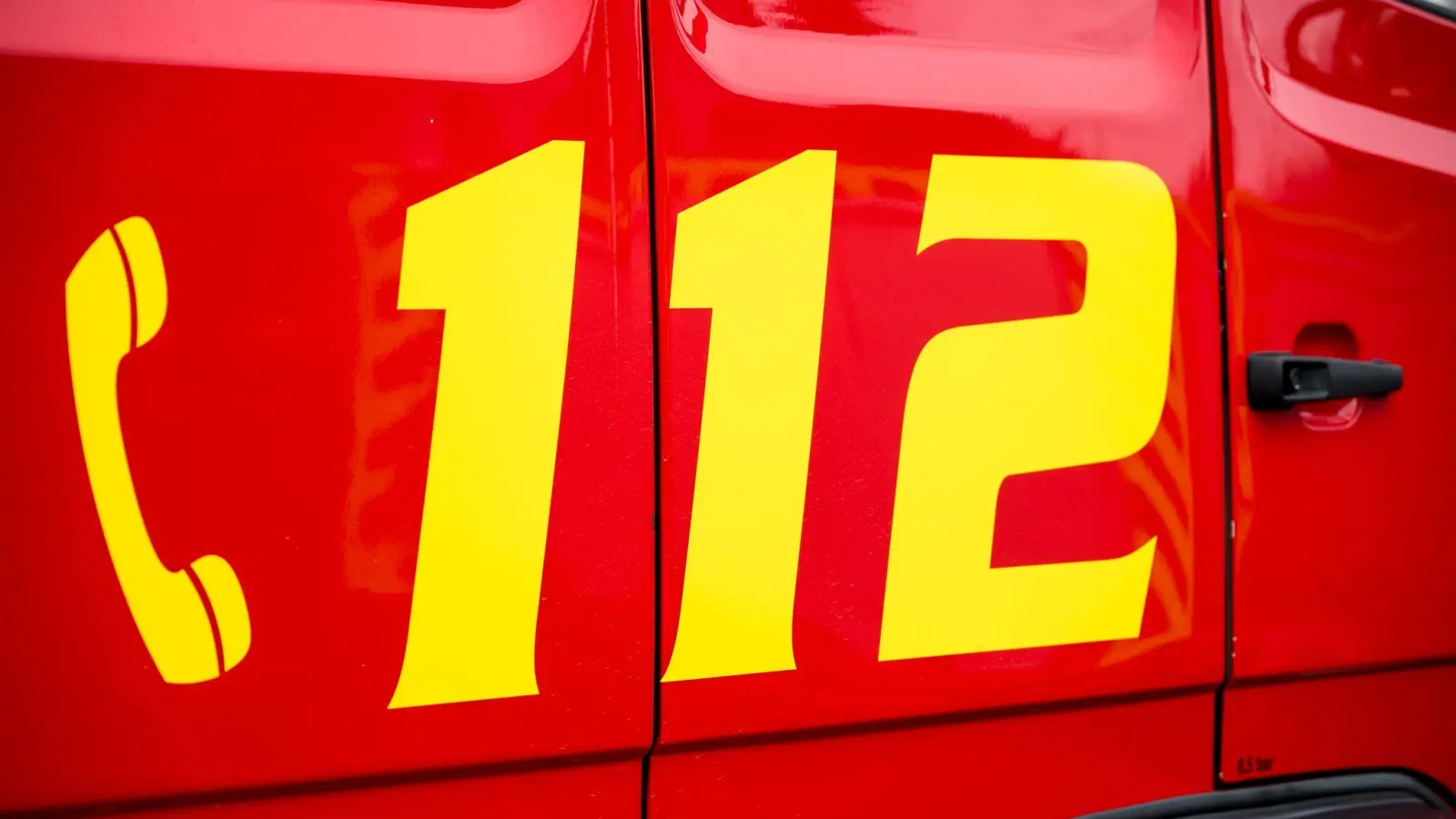 Ein Feuer am Bahndamm bei Neunkirchen löste Sirenenalarm aus. Dank schnellem Einsatz der Feuerwehr konnte es zügig gelöscht werden.  (Symbolbild: Daniel Vogl/dpa)