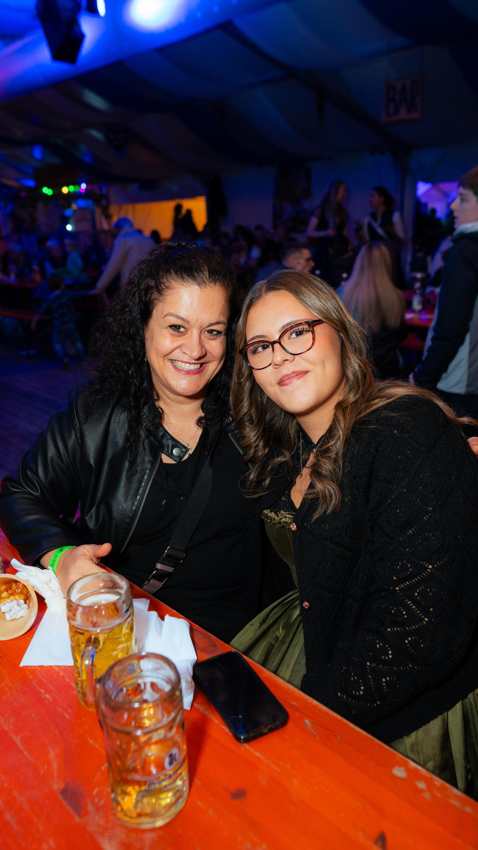 Szenen der Kirwaparty in Weiherhammer. (Bild: Hannes Stock)