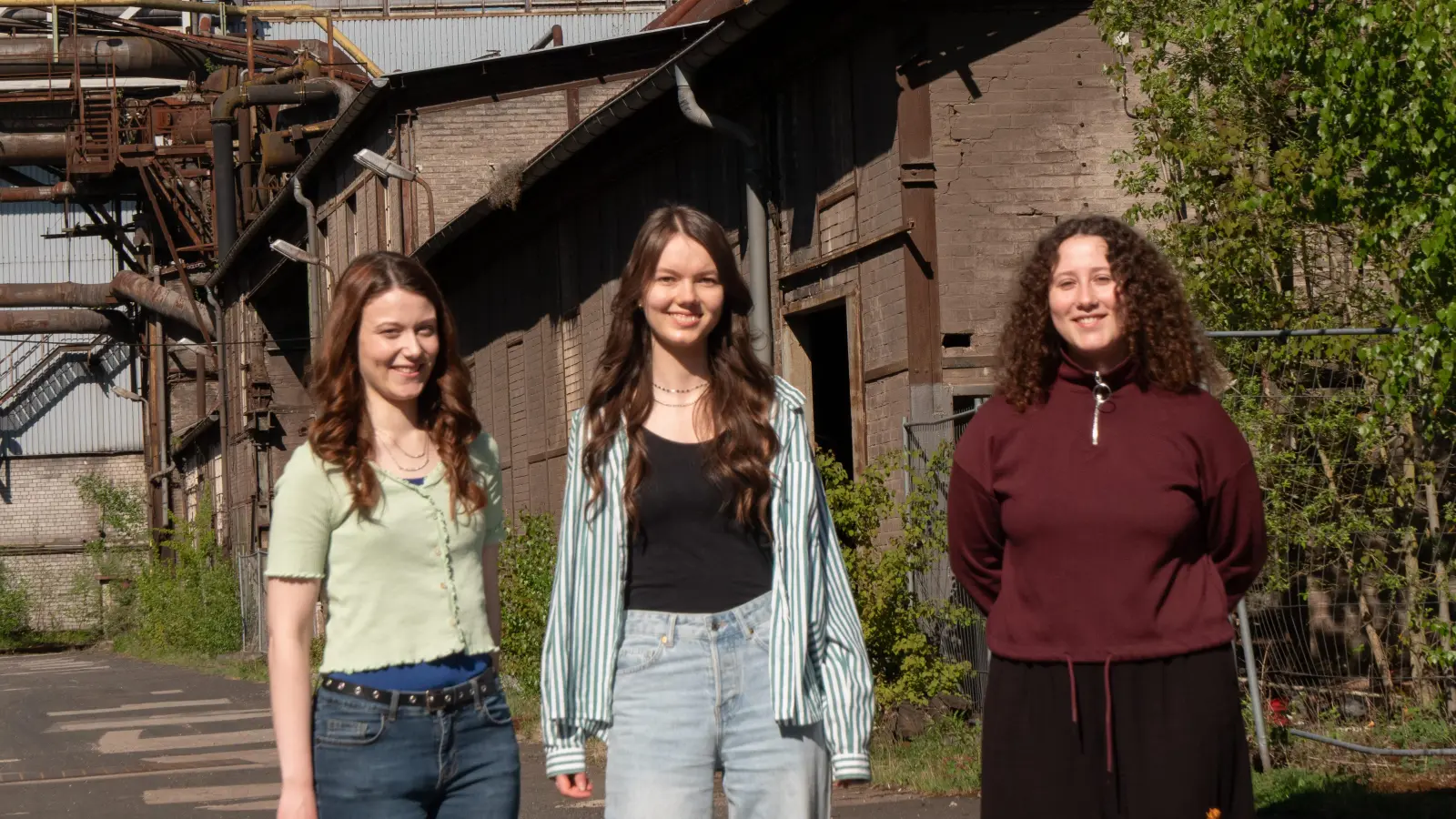 Die drei Studentinnen bei der Maxhütte. Annika König, Annika Weigl und Leanne Dübendorfer (von links) haben einen Film über das Wahrzeichen von Sulzbach-Rosenberg gemacht. (Bild: Bernhard Dobler)