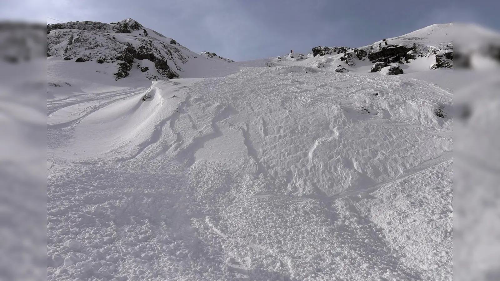 In diesem Winter gibt es ungewöhnlich viele Lawinen wie hier in Tirol. (Archivbild) (Bild: Zoom.Tirol/APA/dpa)