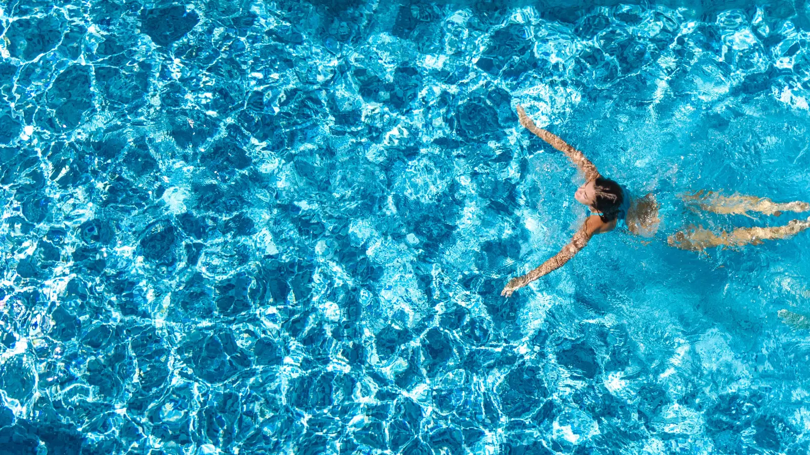 Rein ins kühle Nass. Diese Schwimmbäder rund um Amberg sind geöffnet! (Symbolbild: Iuliia Sokolovska/adobe)
