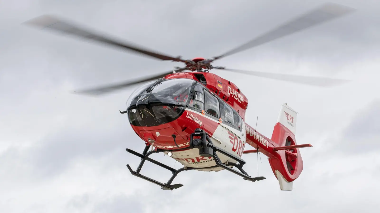 Ein Hubschrauber brachte den Schwerverletzten in ein Krankenhaus. (Symbolbild) (Bild: Daniel Karmann/dpa)