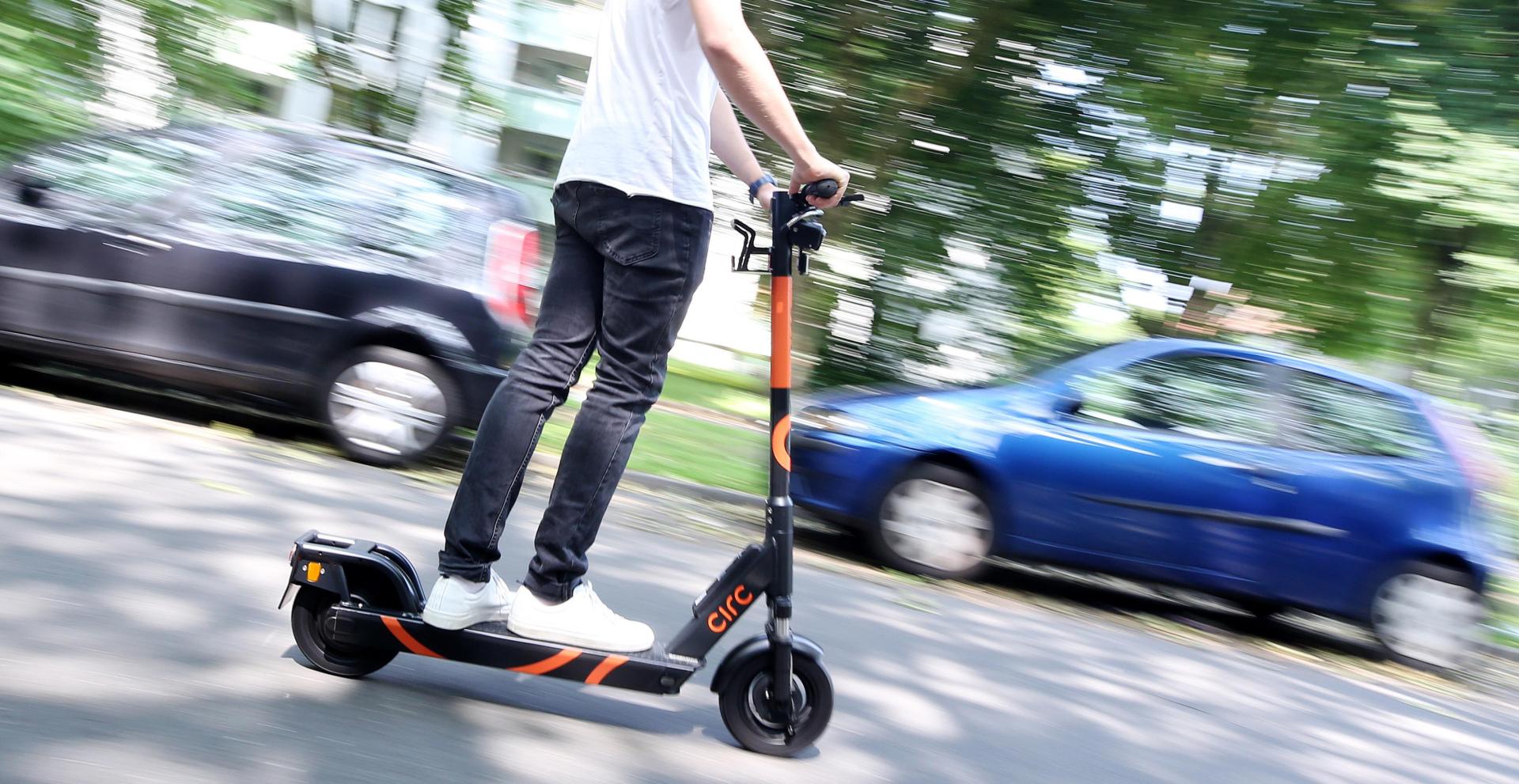 Ein 43-jähriger Autofahrer übersah einen E-Scooter in Amberg. Der 15-jährige Fahrer wurde leicht verletzt. (Symbolbild: Roland Weihrauch/dpa)