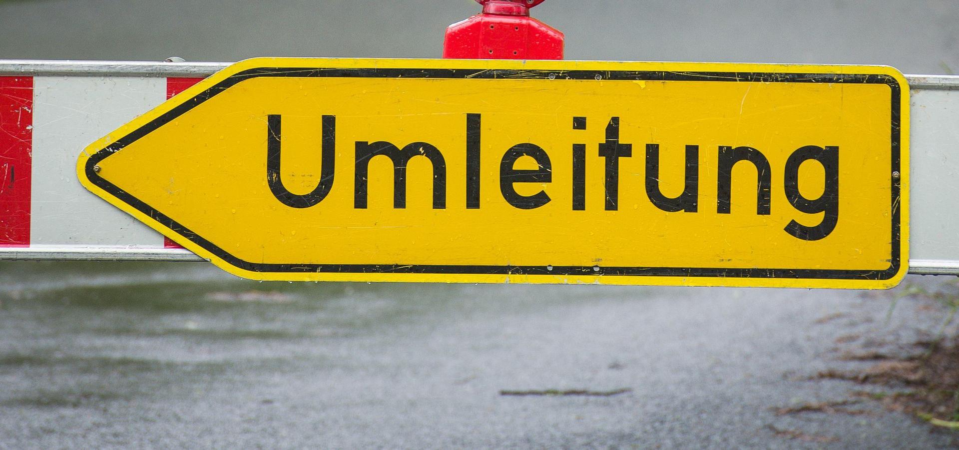 Die Stadtwerke Amberg sperren den Bereich Deutsche Schulstraße für dringende Gasleitungsarbeiten.  (Symbolbild: David Ebener/dpa)