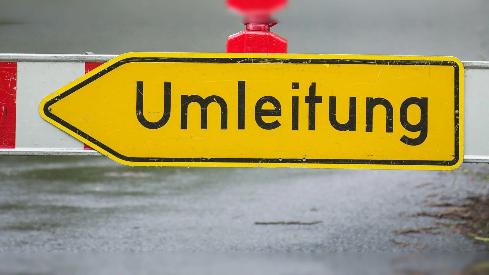 Die Stadtwerke Amberg sperren den Bereich Deutsche Schulstraße für dringende Gasleitungsarbeiten.  (Symbolbild: David Ebener/dpa)