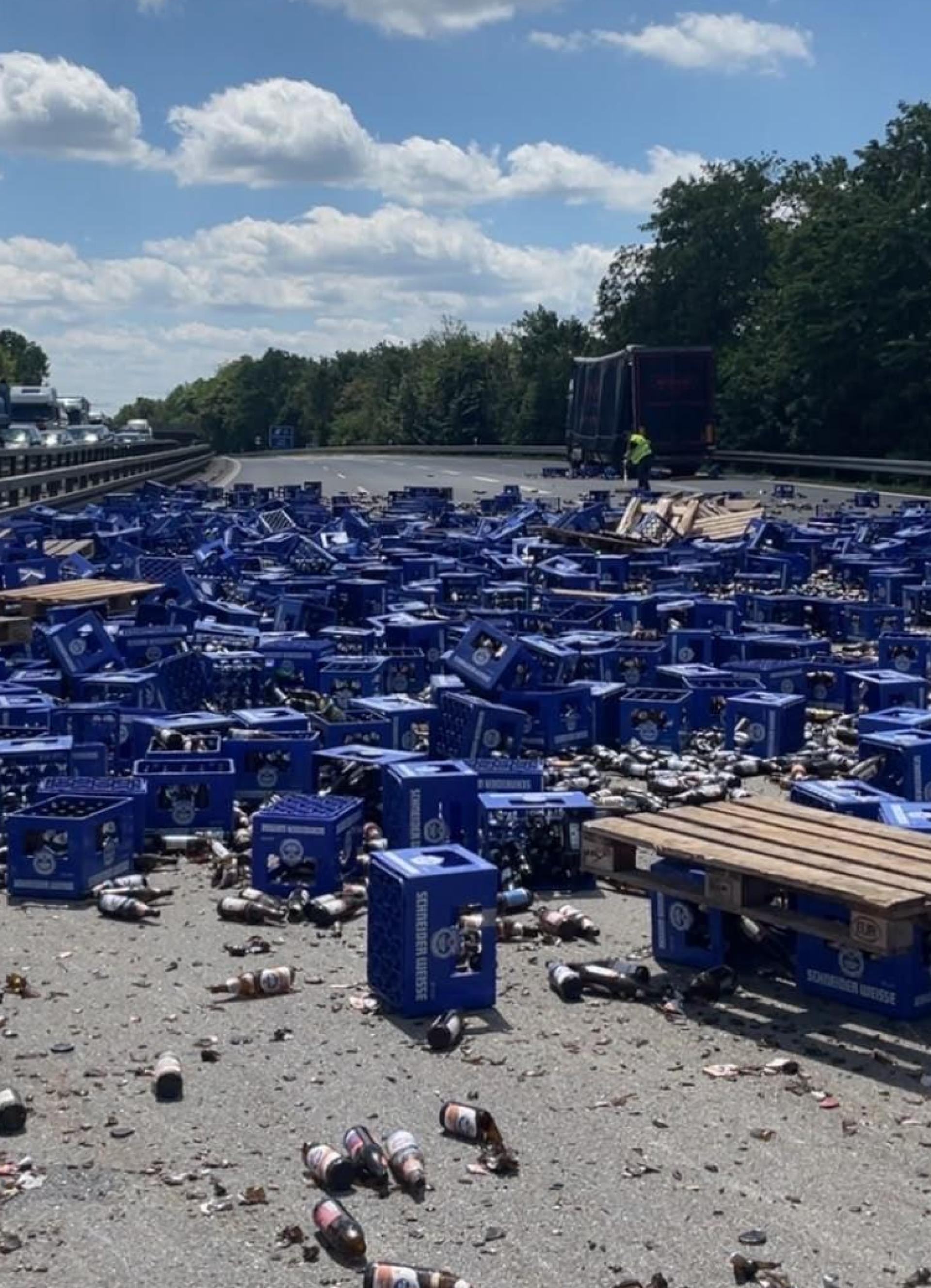 Ein Lkw hat am Autobahnkreuz Regensburg Richtung München eine Vielzahl von Bierkästen verloren.  (Bild: Polizei Regensburg)