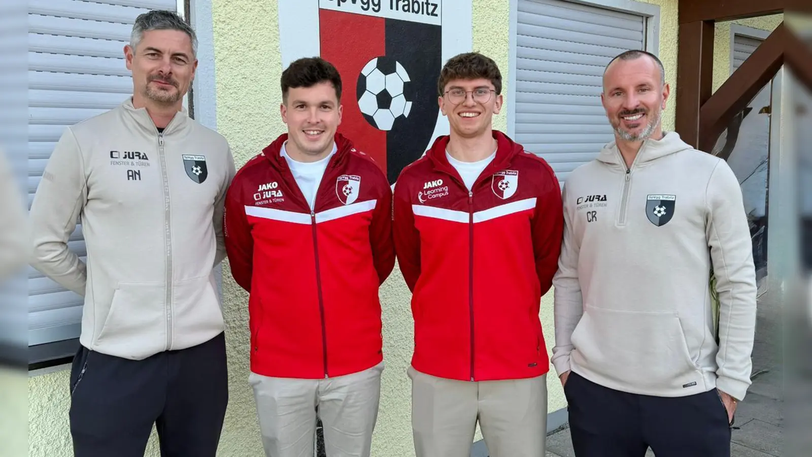 Sportlicher Leiter Andreas Neumüller (links) und Christian Recht (rechts) freuen sich über die Zusage von Timo Bachmeier (Zweiter von links) und Jonas Ertl. Beide wechseln von der SV Grafenwöhr zur SpVgg Trabitz.  (Bild: Christoph Schedl)