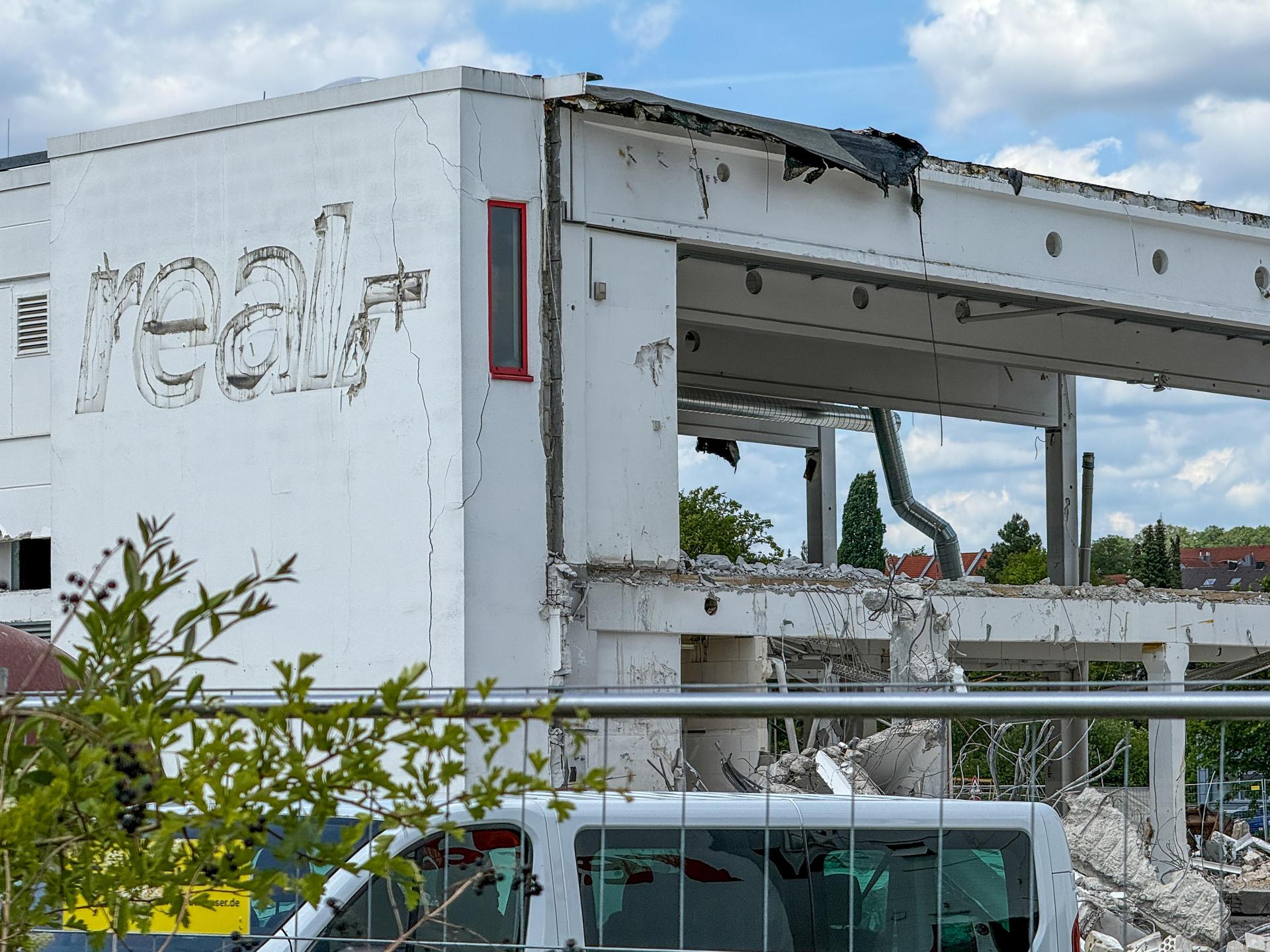 Nur das Logo erinnert noch daran, dass hier einmal die Amberger zum Einkaufen hingegangen sind – lange bevor es die anderen Großmärkte in der Stadt gab.  (Bild: Petra Hartl)