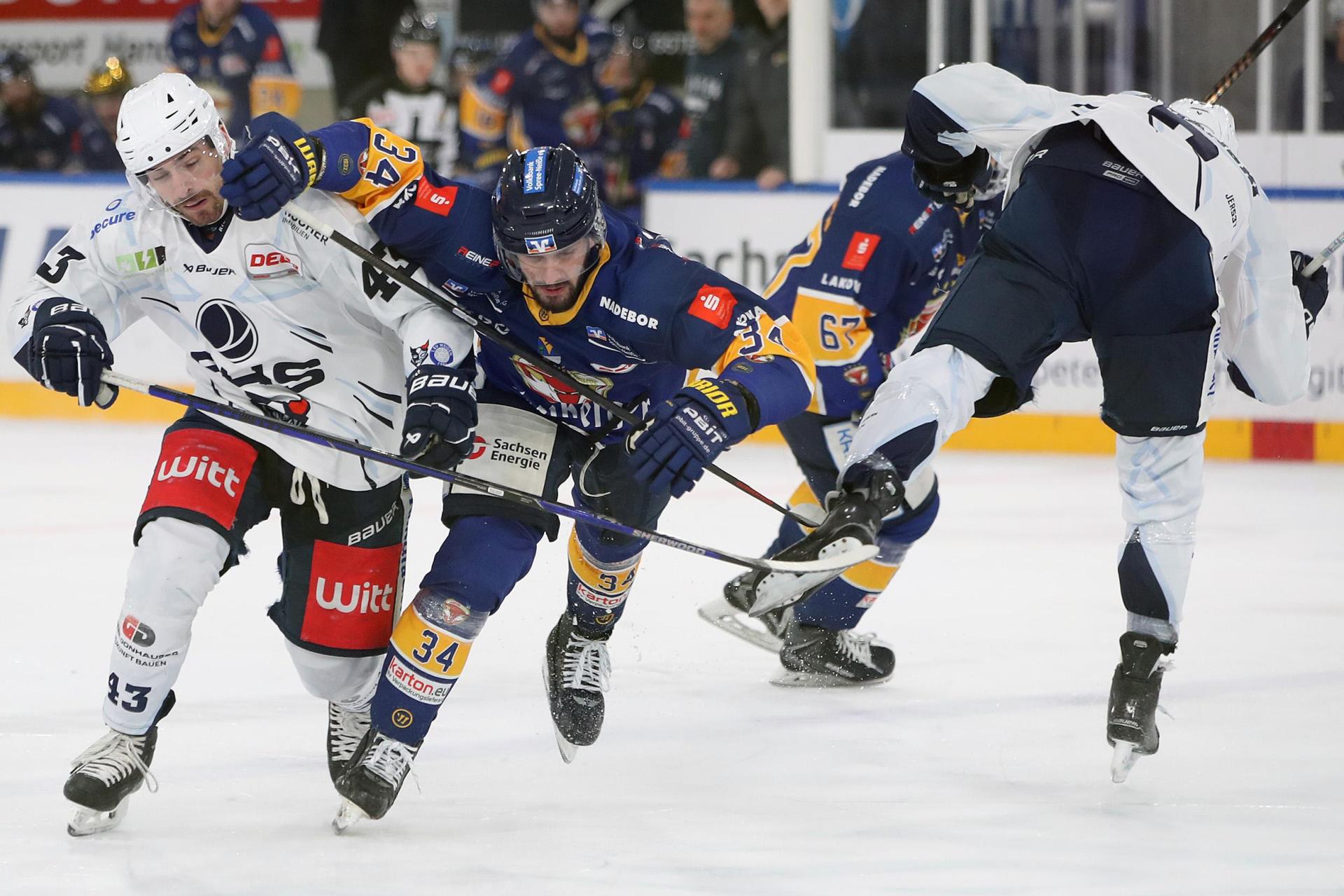 Die spielentscheidende Szene: Der Weidener Neal Samanski (rechts) kassierte nach einem Kniecheck gegen Alexander Dosch eine Spieldauerdisziplinarstrafe. Fabian Ribnitzky (links) und Co. kassierten in der daraus resultierenden fünfminütigen Unterzahl zwei Gegentore. (Bild: Thomas Heide)