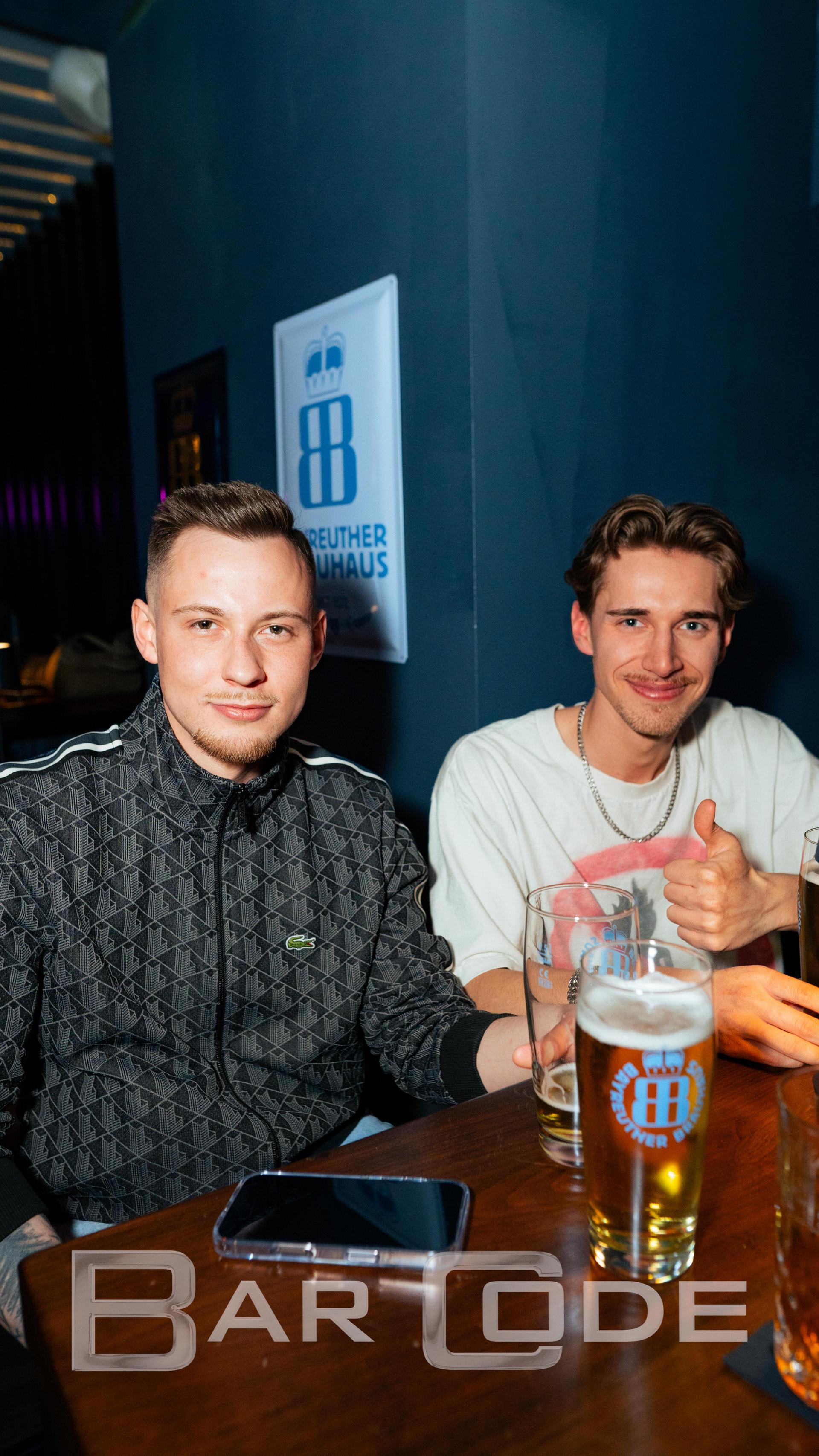 Cocktails, Bier und gute Laune gabs im Barcode am Samstagabend. (Bild: Hannes Stock)