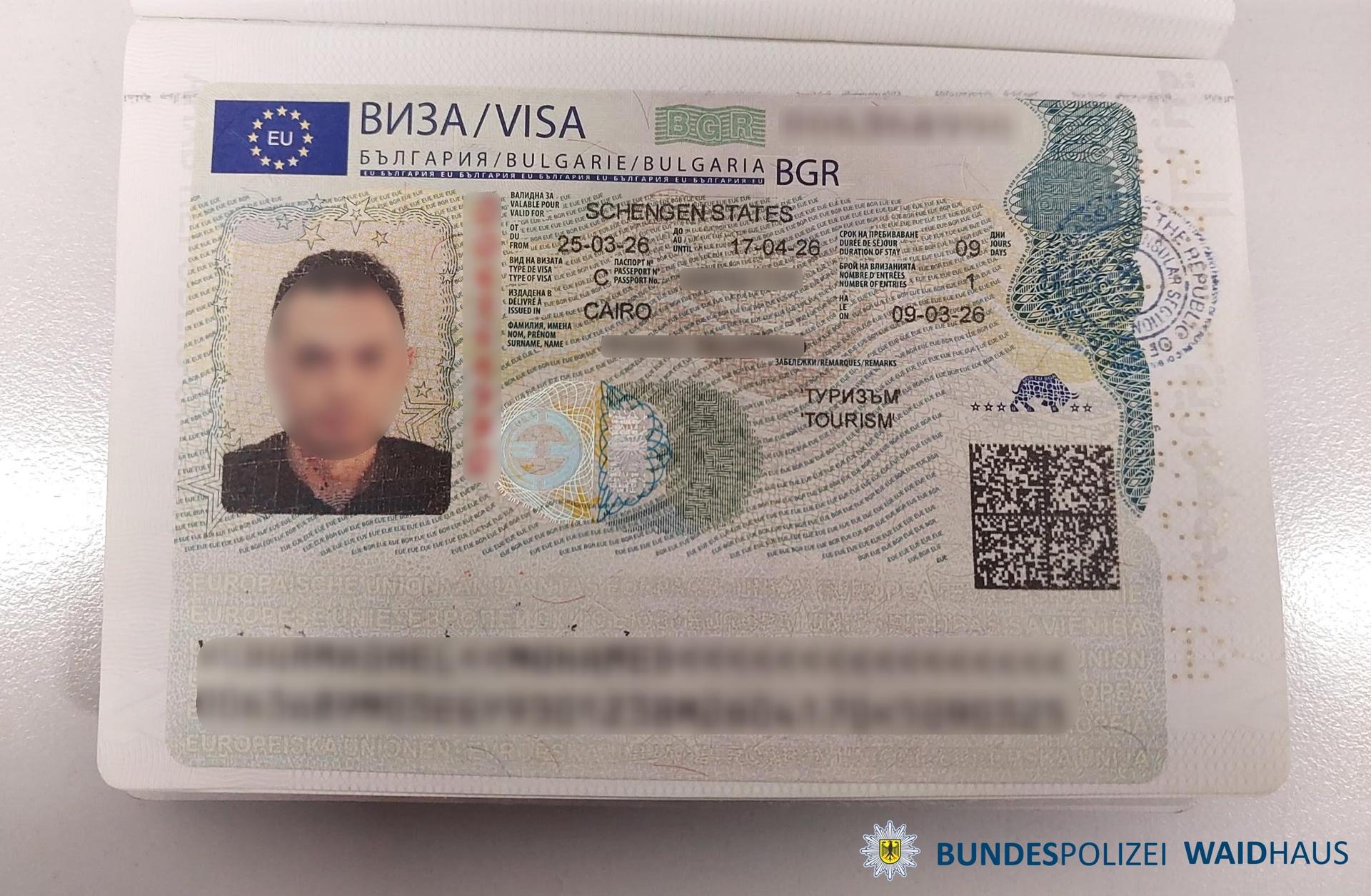 Zwei Männer mit erschlichenen Visa wurden bei einer Grenzkontrolle auf der A 6 von der Bundespolizei Waidhaus gestoppt. Ihre Rückführung nach Ägypten wird vorbereitet. (Symbolbild: Bundespolizei)