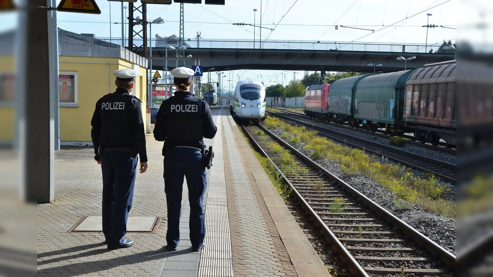 Ein 20-Jähriger hat bei einem Selfie auf der Galgenbergbrücke seinen Schuhverloren. Er fiel in den Gleisbereich.  (Symbolbild: Bundespolizei)