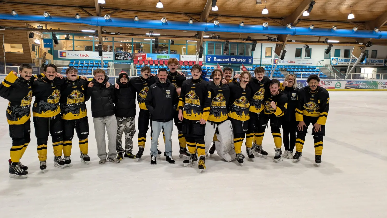 Die U17 des ERSC Amberg mit Trainer Daniel Trometer spielt um den Landesliga-Titel (Bild: Martin Menzel)