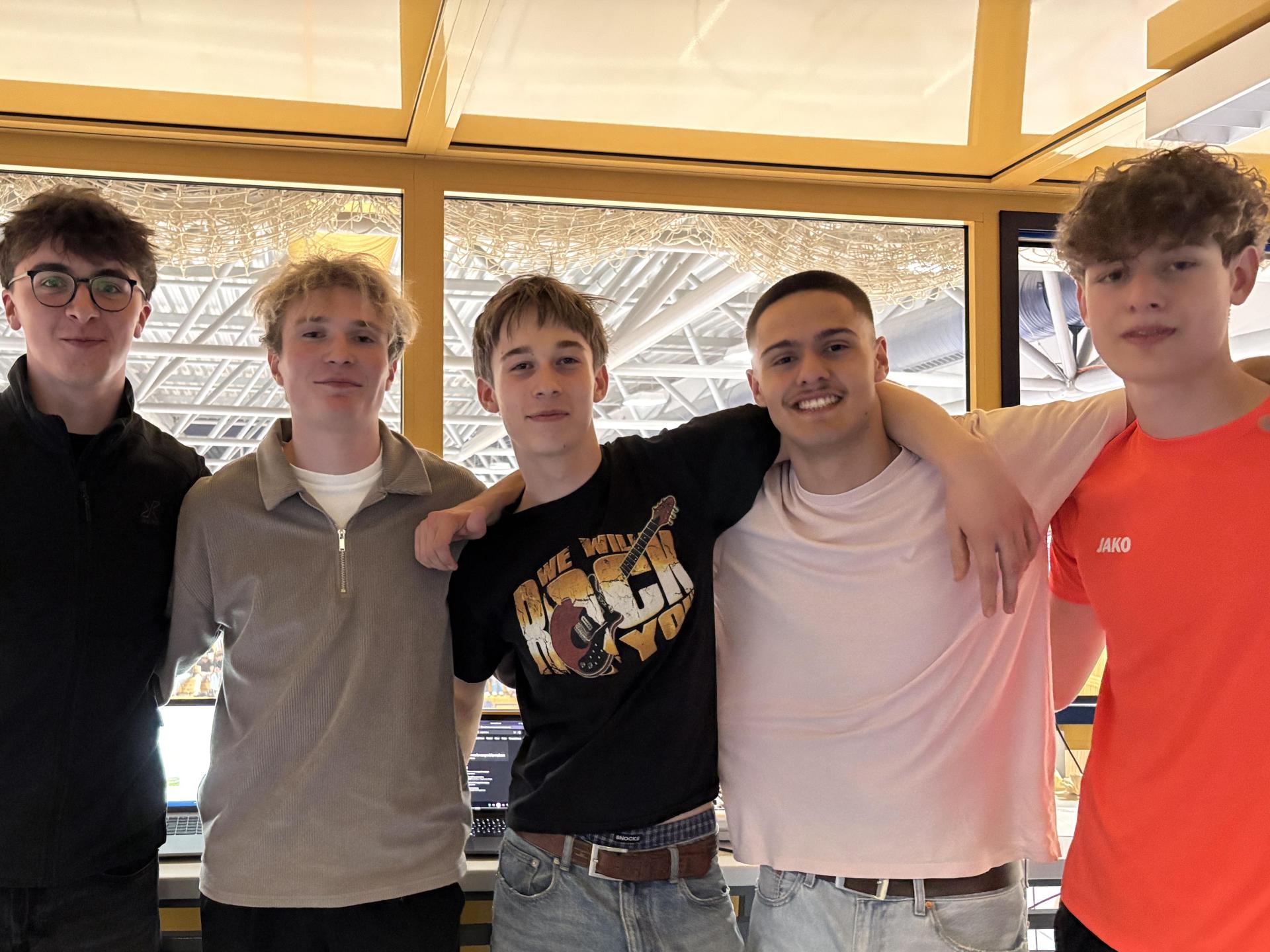 Die Turnierleitung im Regieraum mit den beiden Organisatoren André Sena Seitz (im Rosa T-Shirt) und Michael Ehbauer (im orangenen Trikot der FOS/BOS Amberg). (Bild: Lukas Büchold)